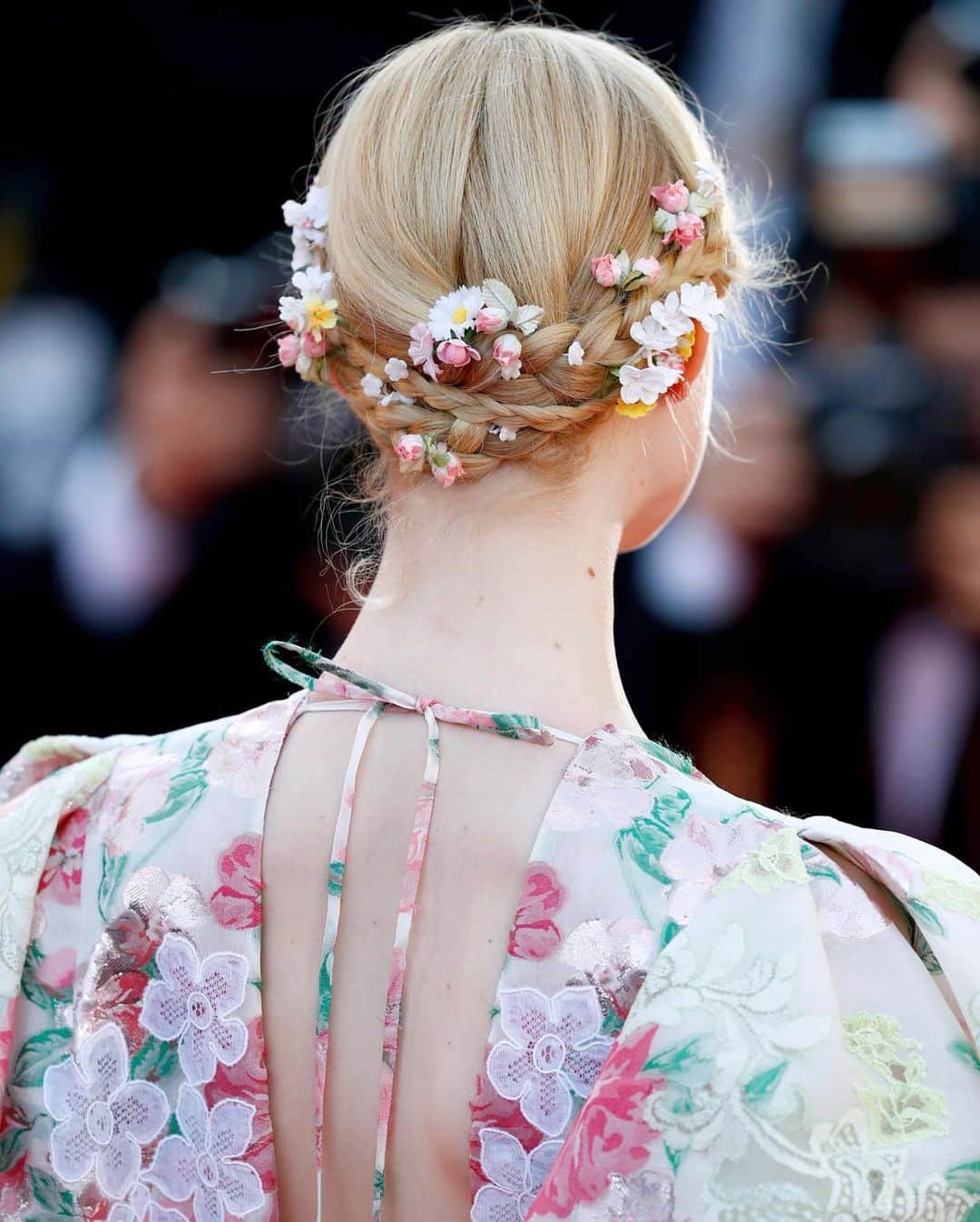 Fashion Weekのインスタグラム：「It's all in the details 💐#ElleFanning matches her hair to her look on the #Cannes2019 red carpet. Photo by @gettyimages.」