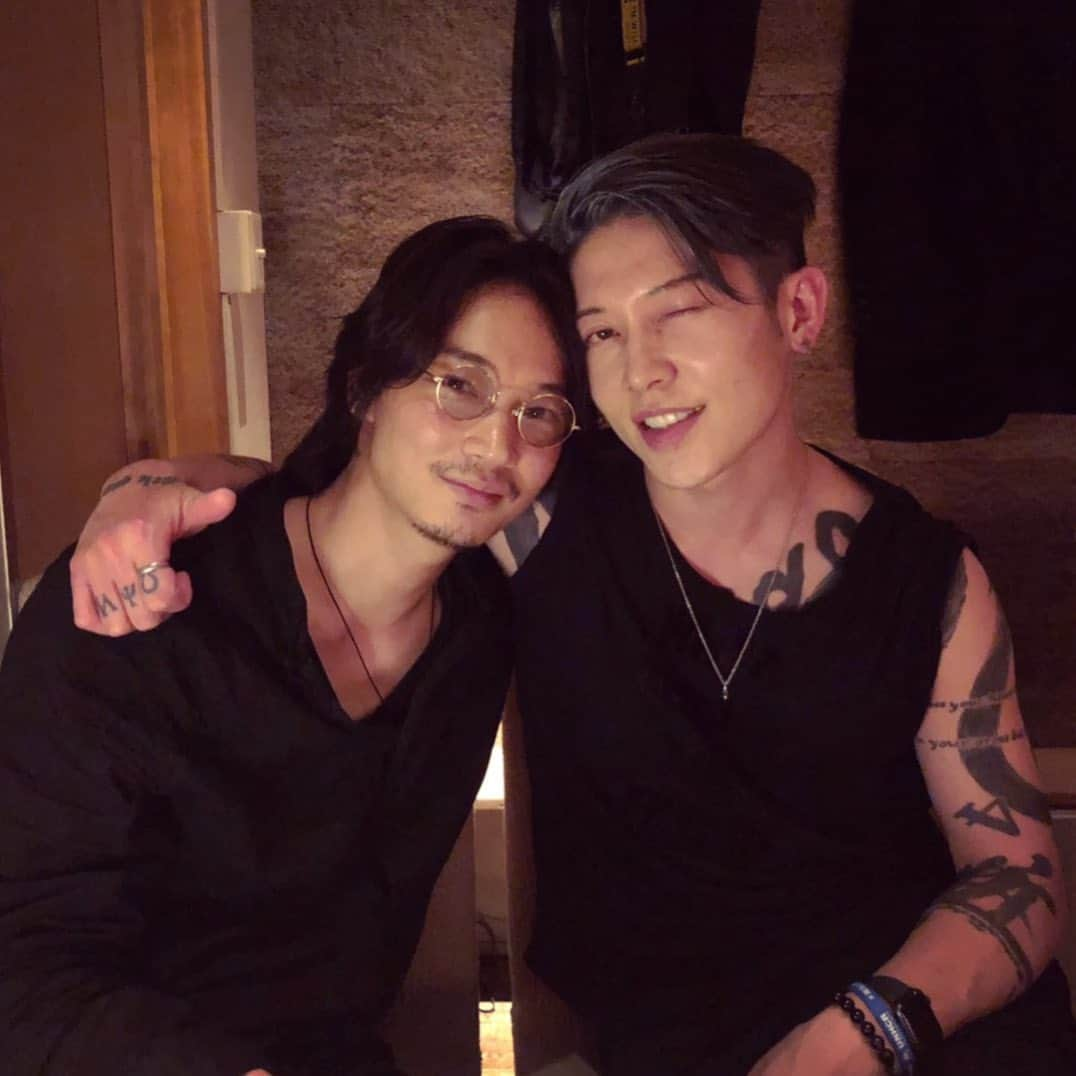 雅-MIYAVI-さんのインスタグラム写真 - (雅-MIYAVI-Instagram)「🥂w/ @go_ayano_official」5月20日 2時14分 - miyavi_ishihara