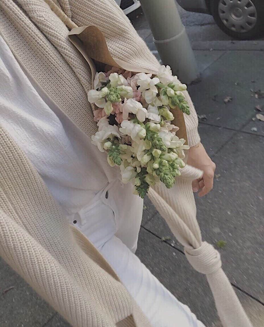 のインスタグラム：「Weekend layering in the Hedi Wrap Cardigan via @ashleykane」