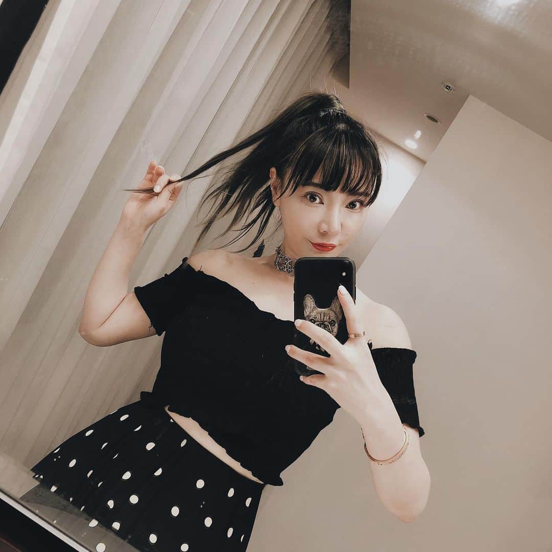 クリスティン・ウェイのインスタグラム：「Black pinkの髪方をコピーして見た🥰 #blackpink #newhair #前髪アレンジ ✂︎ @saito_jyunya #ootd ⇨ @valmuer_official  #Valmuer #valmuerofficial #gardenbyvalmuer」