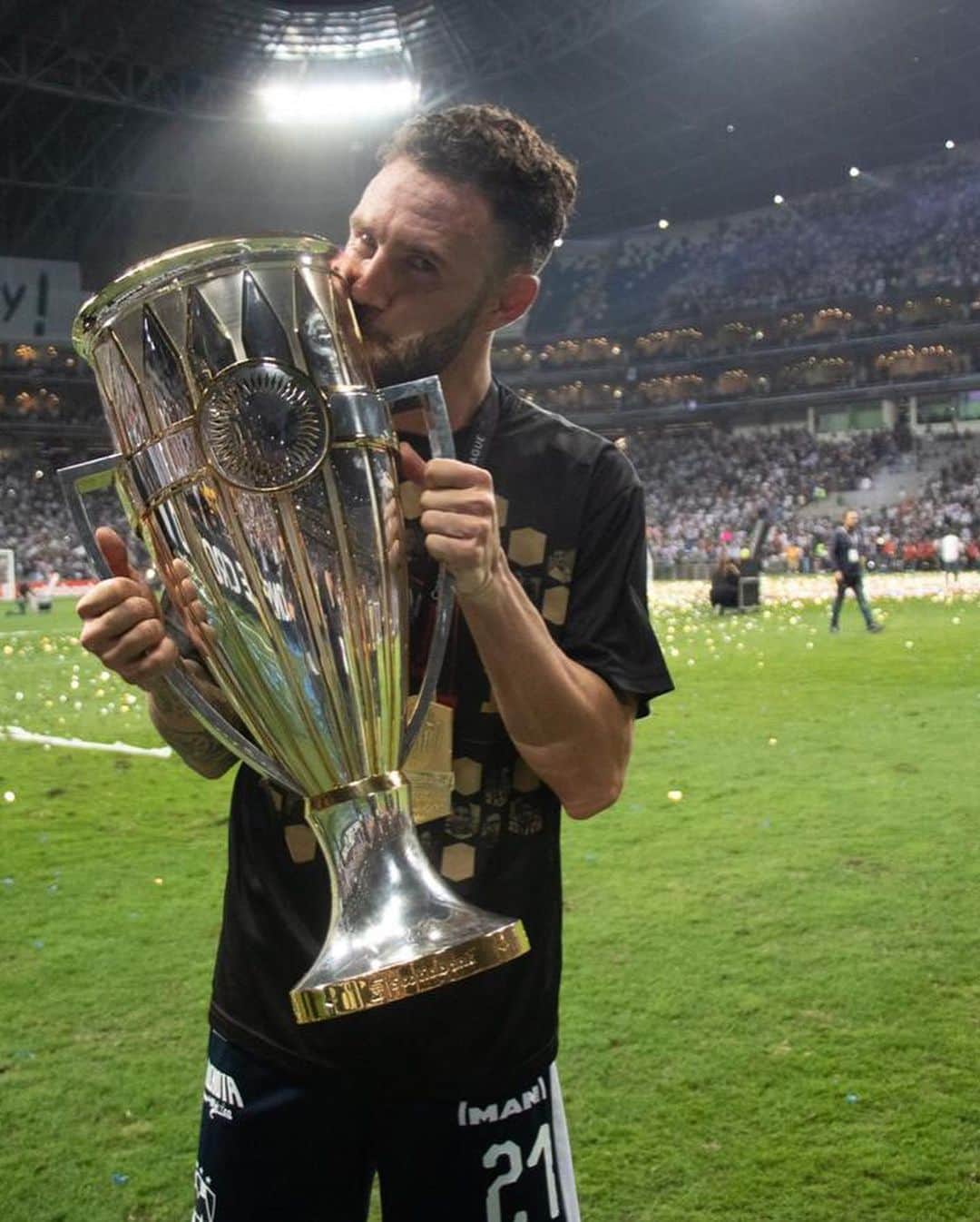 ミゲル・ラジュンのインスタグラム：「Se terminó mi primer temporada con @rayados. Sensaciones encontradas después de haber quedado a 1 paso de la final, y haber conseguido el título de @concacaf. . Gracias de todo corazón a la gente que nos ha apoyado en todo momento, se que no es fácil para ustedes, que quieren ver al equipo campeón de liga, nosotros también lo deseamos. Esta vez nos quedamos en la orilla, pero si algo he aprendido durante mi carrera es a no bajar los brazos, a continuar trabajando, y ese es el camino que te lleva a lograr tus objetivos, así que con todo el cariño les digo que seguimos con esa ambición y ojalá que pronto podamos darles esa enorme alegría y ganar la liga.」