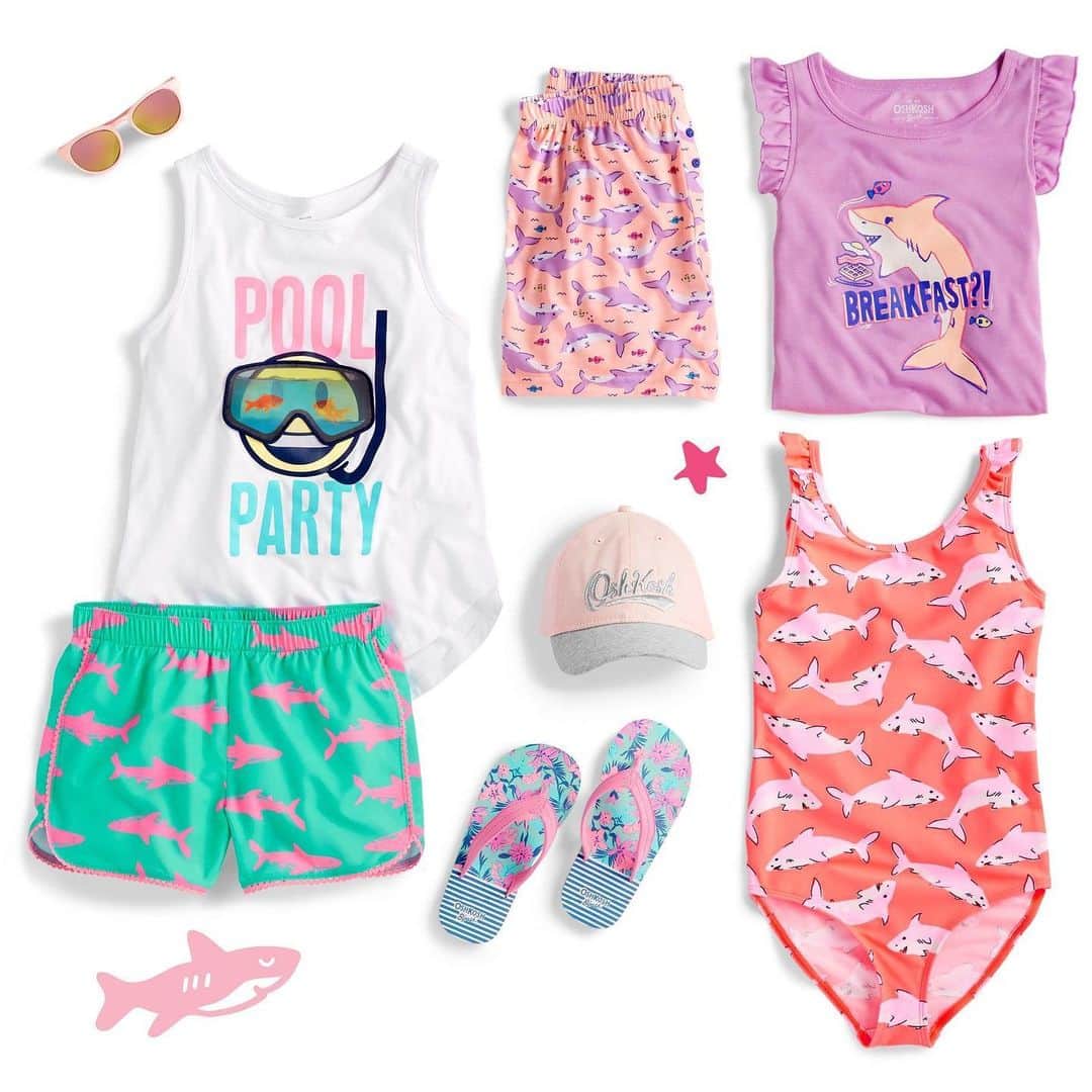 オシュコシュさんのインスタグラム写真 - (オシュコシュInstagram)「We’ve got her summer #sleepover style in the bag with shorts that go from pool to play and the cutest #pjs this side of the sea! 🦈 #shark #swimsuit #party #oshkoshkids」5月20日 2時27分 - oshkoshkids