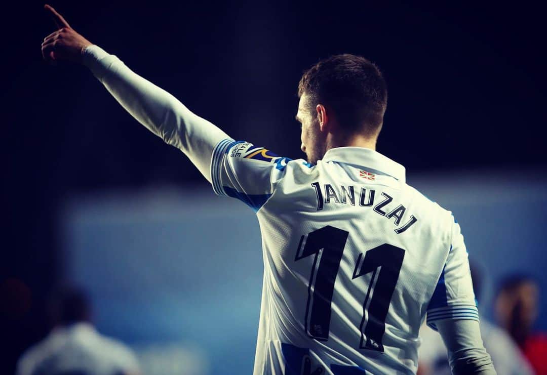 アドナン・ヤヌザイのインスタグラム：「Thank you for your support through all the year ... I had some difficult times due to injuries ! I will do my best to make next season greater 🔵⚪️」