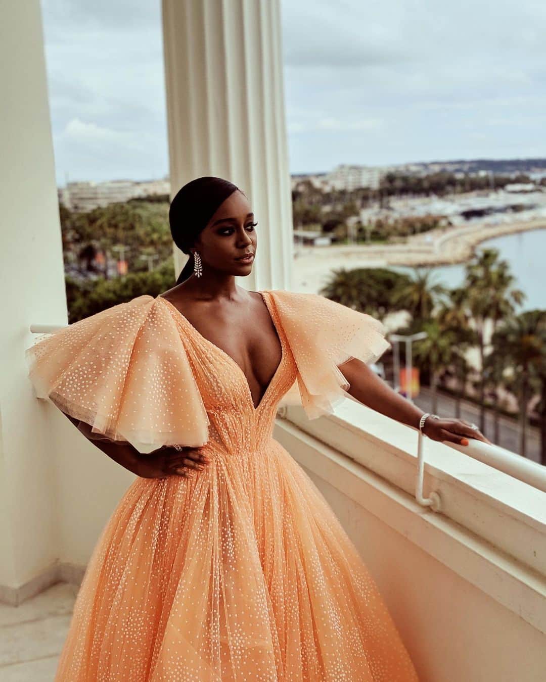 アジャ・ナオミ・キングのインスタグラム：「Preparing for my destiny 💋 @lorealmakeup x #Cannes」