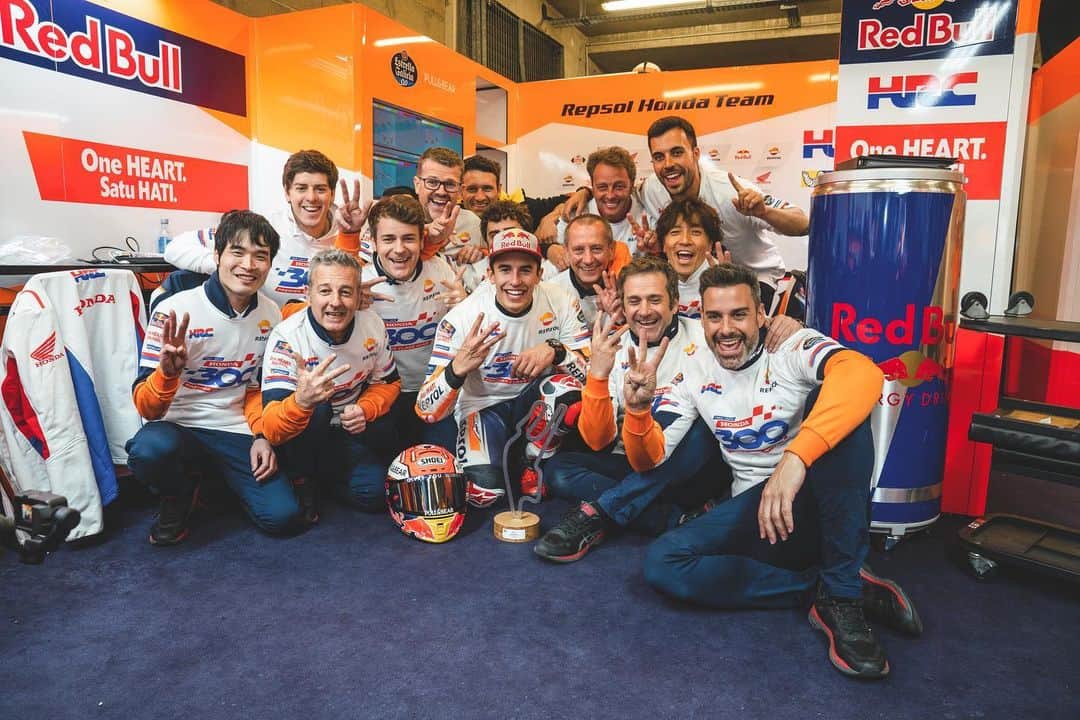 レプソル・ホンダのインスタグラム：「#MM93 🐜 🅿️1️⃣🏆🇫🇷 ⠀⠀⠀⠀⠀⠀⠀⠀⠀ “Of course here in Le Mans it’s always difficult with the temperature and the weather, especially today. I think this is the first time I have had a race where I had the soft tyre in the front but it was the safest option. I was focused on being consistent until I saw the gap increasing, I pushed a little bit more and into the low 32s until I saw I had two seconds. I’m happy with today’s result and it is fantastic to be able to take Honda’s 300th premier class win!” ⠀⠀⠀⠀⠀⠀⠀⠀⠀ #FrenchGP #25RepsolHonda #Repsol #MotoGP #Honda #Racing #RepsolHonda #HRC #RC213V #MM93 #MarcMarquez #MM93🐜 #ThePowerOfDreams #Motorcycle #France #Pole #Victory #300Wins #HistoryMade」