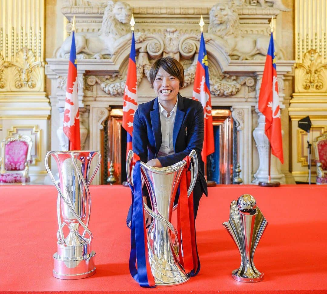 熊谷紗希さんのインスタグラム写真 - (熊谷紗希Instagram)「Le Triplé🏆🏆🏆 Quelle Saison 2018-2019!! Championnes d’Europe, Championnes de France et Vainqueure de la coupe de France🎉 Je suis fières de mes coéquipières @ol 🔴🔵 Et Merci beaucoup aux supporters Lyonnais pour le soutien tout au long de la saison😊🙏🏻 今シーズン全ての試合を終えました。昨日チャンピオンズリーグを優勝し、リーグ、カップ戦と3冠を達成しました🏆🏆🏆 苦しい時間も多くあった今シーズンですが、学ぶものも本当に多くあったシーズンでした👊🏻最高のクラブで、最高の仲間たちとプレー出来たことに本当に感謝です🙏🏻 またW杯で最高のパフォーマンスが出来るように最大限いい準備をしていきたいと思います🇯🇵👊🏻 今シーズンも多くの応援本当にありがとうございました😊🙌🏻🙏🏻」5月20日 2時53分 - kumagai1017