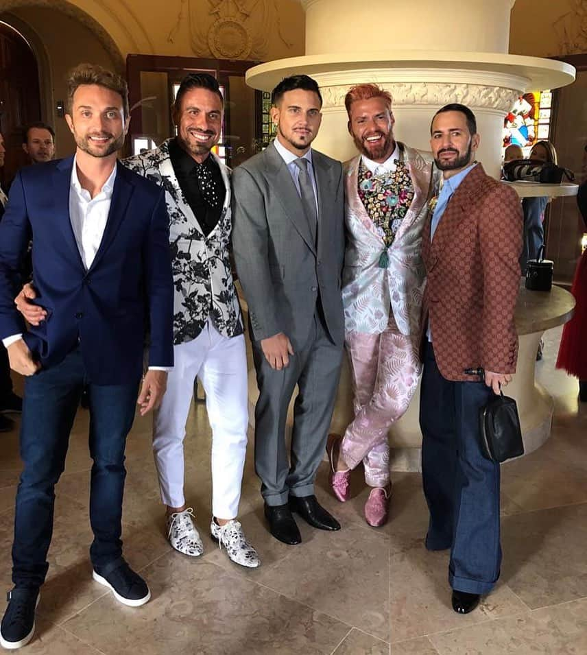 マーク・ジェイコブスさんのインスタグラム写真 - (マーク・ジェイコブスInstagram)「The cocktail party the night before the ball at Palacio Pena for @lorenzomartone 40th Birthday. Great to see some good (old) friends @todormello (we are still the same person)! #lifeisaball #Sintra #dressednotstressed #gratefulnothateful」5月20日 2時56分 - themarcjacobs