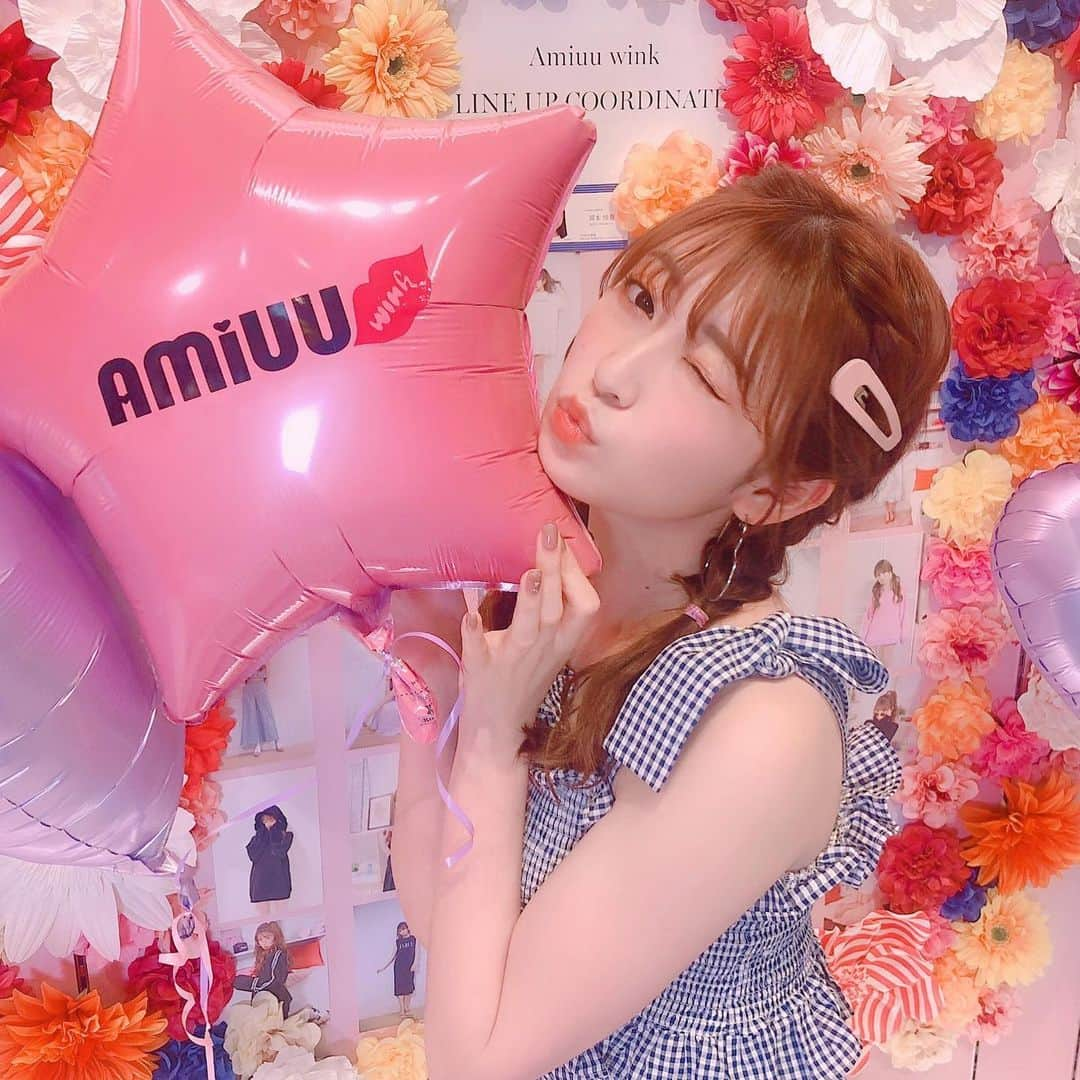 吉田朱里さんのインスタグラム写真 - (吉田朱里Instagram)「大阪のポップアップで 先行販売し、完売した ギンガムチェックセットアップ 💙 . 形にめっちゃこだわって 何度もサンプル出してもらいました！ セットで着ても可愛いし 上下バラバラで着ても可愛いと 思います💕 . ポップアップでは メンバーにも大人気でした！ みんなでお揃コーデしましょ💓 . #あみゅこーで #あみゅポップアップ #amiuuwink」5月20日 13時52分 - _yoshida_akari