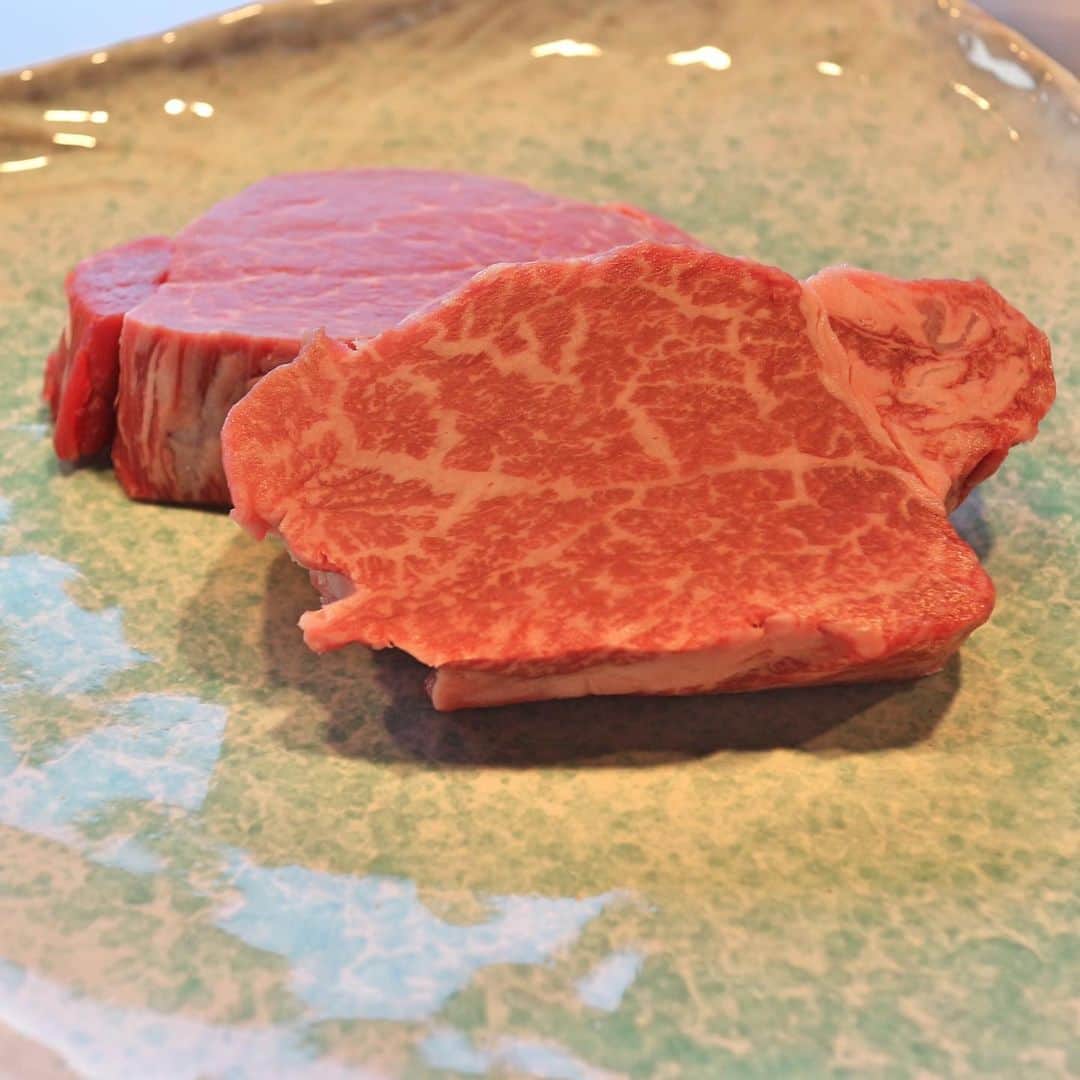 黒帯さんさんのインスタグラム写真 - (黒帯さんInstagram)「【gourmet】Awaji Beef Many Kobe beef cattle and Matsuzaka beef cattle breeds, which are Wagyu brands that Japan boasts to the world, have their roots in Tajima beef cattle produced in Awajishima Island. Only the Tajima beef produced in Awajishima Island that satisfies strict certification requirements is allowed to be called "AwajI Beef." It is marbled meat so tender with such a delicate flavor that it melts at body temperature 【神戸淡路】旨いもんだらけのグルメアイランドへ日帰りドライブのグルメデートも〜genpei 海と山に囲まれたおいしい食材の宝庫 兵庫県。 瀬戸内海の豊富な栄養で育った海の幸、山間部や広大な自然を活かした山の幸など、 兵庫県には彩り豊かな四季の食材が多く生産されています。 その中には兵庫県南部にある瀬戸内海で最大の島の淡路島があります。 魚から肉、野菜まで、極上素材盛りだくさんの淡路島は 大阪市内から神戸まで行くのとそう変わらない距離。 ４５分くらいで到着できます。 明石海峡大橋を渡れば、そこは新鮮で激ウマな食材があふれる 夢の島淡路島にありますステーキハウスgenpeiを訪れました。 店内の窓からは大阪湾、その向こうに神戸や大阪の夜景！ パノラマビューに雰囲気も最高なロケーションでテンションあがります。 全席、長くて広い鉄板のテーブル席です。 こちらでは淡路牛や淡路ビーフの食べ比べもできる淡路島のお肉が楽しめます。 淡路ビーフは兵庫県内で飼育された但馬牛の食肉のうち、 淡路ビーフブランド化推進協議会に認められた肉との事で、 淡路牛は淡路で育った牛で、生後、他県から淡路島に越してきた牛も含まれるとの事だそうです。 今回は Aコースでメインのお肉を淡路牛や淡路ビーフの食べ比べメニューにしたいので お友達とそれぞれの部位をシェアすることにしました。 前菜 さばの南蛮づけ 淡路産ほうれん草のおひたし 淡路産鯛の子の煮つけ 鶏のロース煮 自家製卵豆腐 ニシンの卵の塩漬けと海老が乗ってる淡路たまご豆腐です。 素敵なお皿で盛られたお料理はテンションあがります。 口にいれるやいなや頬がキュッとなりました。 サラダ 淡路産のベビーリーフをつかったサラダ 自家製ドレッシング 野菜それぞれの食感もよくバランスのいいドレッシングがとけ込んで とてもおいしいです。 淡路牛　 淡路ビーフ（A5-8ランク）の食べ比べです。 左からポン酢だれ　ガーリック醤油　オニオンソース 全て自家製のソースだそうです。 オニオンソースにつけていただきます。 食べたときの瞬間も美味しいのですが、 脂っぽくもなく上質な脂で口に入れるとすぐに 溶けだしてしまいそうなくらいに柔らかいお肉です。 程よい脂身で柔らかくて、食べ過ぎても胃もたれしないくらいやさしいです。 淡路産の野菜をソテーしてくださいます。 旬の野菜は味がこくて 自家製タルタルソースが乗ったお豆腐もおいしかったです。 スープ クラムチャウダーをだしてくださいました。 海鮮のだしがでていて 濃厚なスープでおいしかったです。 ふっくらほっかほか、香ばしい香りのガーリックライスは とってもおいしかったです。 デザート 自家製ブランマンジェ デザートがさらに豪華だと料理全体の満足度もあがります。 とても素敵な器でかわいいスイーツがでてきて 大満足でした。 紅茶 カップ&ソーサや爪楊枝入れもオリジナルだそうで 心がこもったおもてなしで 感動しました。 他のメニューも気になるので リピートで伺うつもりです。 ステーキハウスgenpeiからは淡路島の観光スポット「絵島（えしま）」がのぞめます。 ライトアップが綺麗で絵島の後ろには神戸・大阪の夜景を望めましたよ。 ステーキハウス　genpei  0799-73-2941 兵庫県淡路市岩屋923-4 @woomy.restaurant  @genpei__boss #kobe #kobebeef #dinner #japan #beef #osaka #大阪 #神戸 #淡路島 #awaji #matsusakabeef  #tajimabeef #韓国 #soul」5月20日 13時49分 - shin_kuroobisan