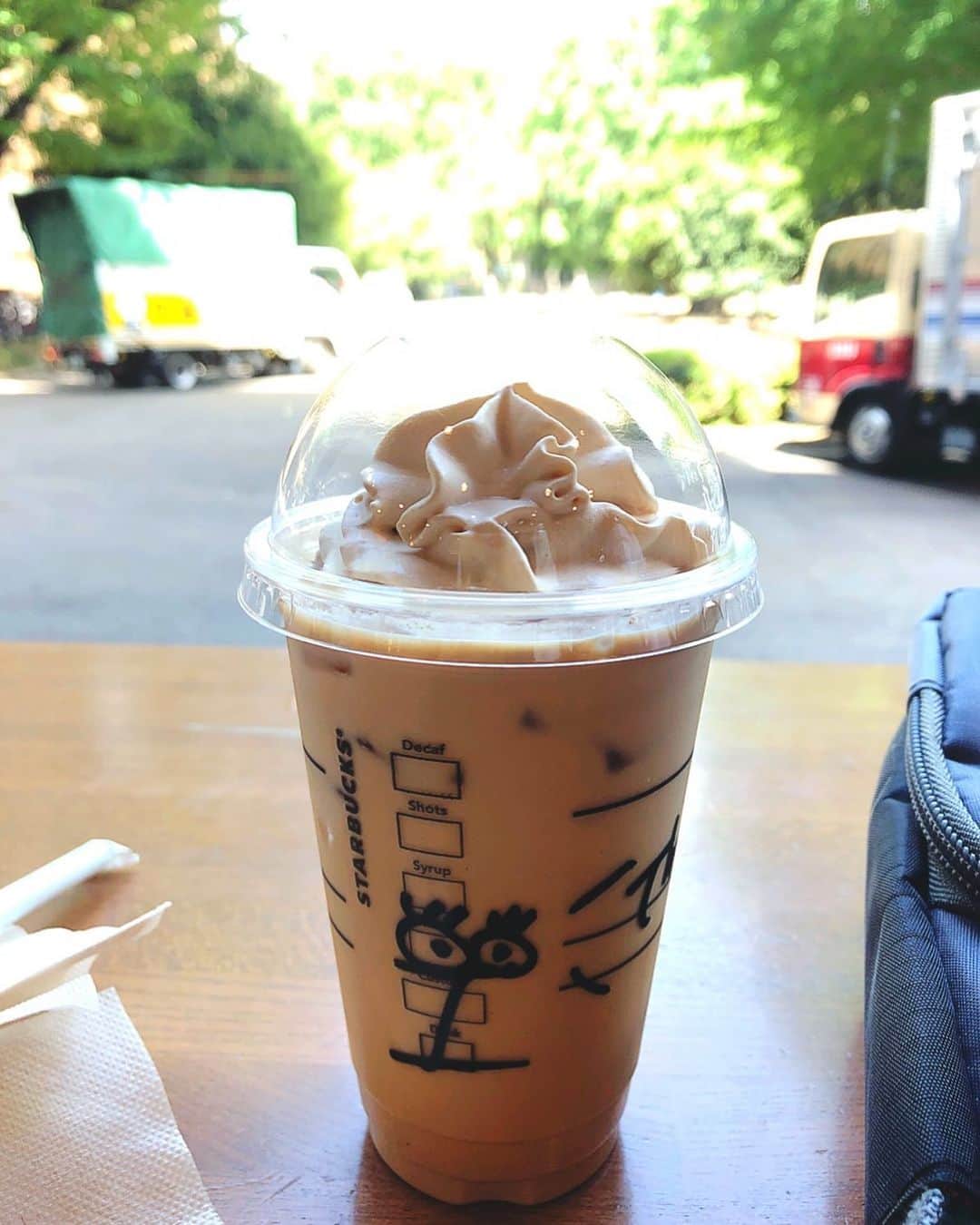理絵さんのインスタグラム写真 - (理絵Instagram)「ウォーキング途中🚶🏻‍♀️スタバに大好きなコーヒー&クリームラテを発見  はぁ〜💕癒されました  #スタバ #starbucks #コーヒークリームラテ #コーヒーアンドクリームラテ #癒し #tokyo #japan」5月20日 13時49分 - ____rie____
