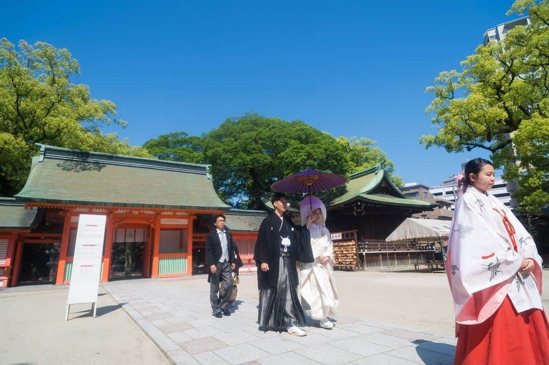 のインスタグラム：「#orbweddingreport -お問い合わせ--------------------------- ＠LINEからもお気軽にご連絡いただけます🙆‍♀️ 🆔@orb_wedding(@マーク含む) ☎︎ 0120-790-479 トップページのHPからもご覧くださいませ♡ ----------------------------------------- orbでお手伝いさせていただいたお客様より、素敵なお写真をいただきました✨ *﻿ 住吉神社にて挙式のお写真から ご紹介させていただきます😌 *﻿ 国の重要文化財でもある真朱の本殿は フォトジェニックな空間美に包まれております。 *﻿ その中に清浄を表す白一色の花嫁姿は、 凛としていてとても神々しく、 ゲストの方々の心も清らかに洗われますね🍃 *﻿ * orbで式場探しとお衣裳選びのお手伝いをさせていただき、ありがとうございました🕊️ * #orb_wedding #白無垢 #結婚式 #前撮#フォトウェディング#卒花嫁 #住吉神社 #プレ花嫁 #日本中のプレ花嫁さんと繋がりたい #式場探し #ドレス探し #結婚式準備#運命の1着#フォトウェディング福岡 #パーティレポート #卒花フォト #プレ花嫁福岡 #式場探しレポ #ドレス探しの旅 #結婚式準備のお手伝い#とびきりのウェディングドレス  #オーブウェディング #2019夏婚 #2019秋婚 #2019冬婚 #2019春婚#令和婚 #花嫁図鑑#グラナダ花嫁」