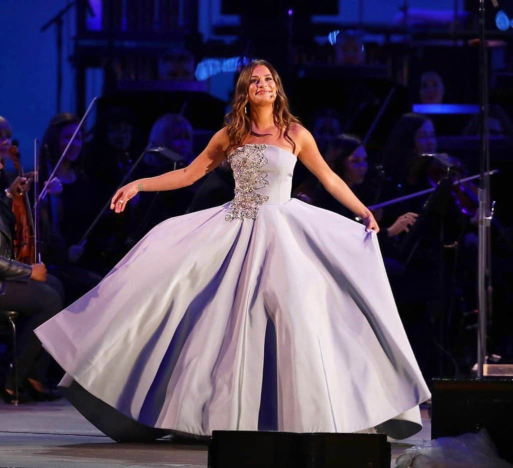 ブラッド・ゴレスキーさんのインスタグラム写真 - (ブラッド・ゴレスキーInstagram)「@leamichele performing as Ariel in “The Little Mermaid” at the Hollywood Bowl wearing gowns by @csiriano & @paolo_sebastian styled by me & @daniela_viviana 🧜🏻‍♀️」5月20日 12時25分 - bradgoreski