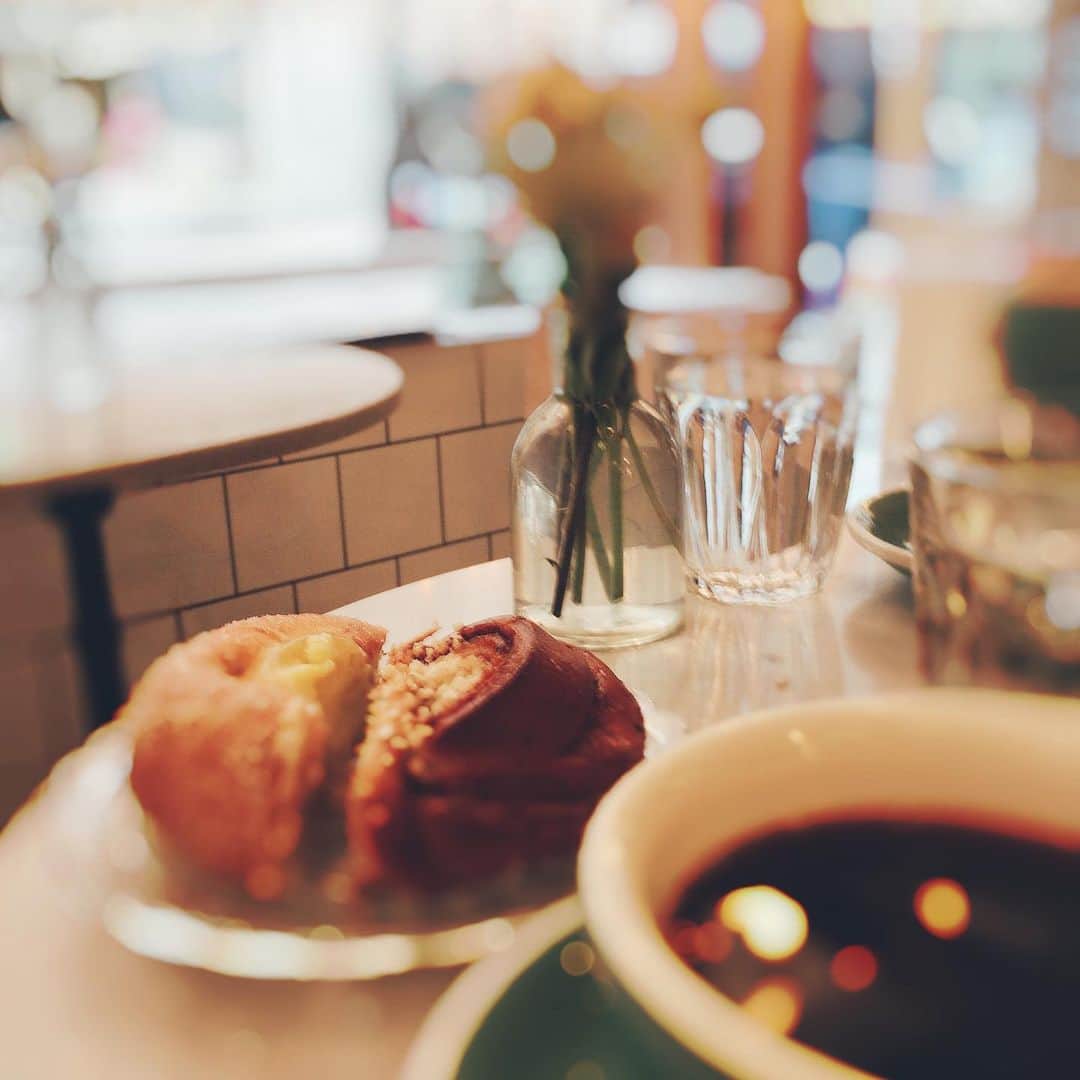 川上麻衣子さんのインスタグラム写真 - (川上麻衣子Instagram)「ストックホルムの朝。人気のパン屋さんはシナモンとカルダモンの香りいっぱい。 濃いめのコーヒーがよく合います。  #スウェーデンの暮らし  #まいの間  #スウェーデン  #ストックホルム  #パン屋  #川上麻衣子」5月20日 12時28分 - kawakami.maiko