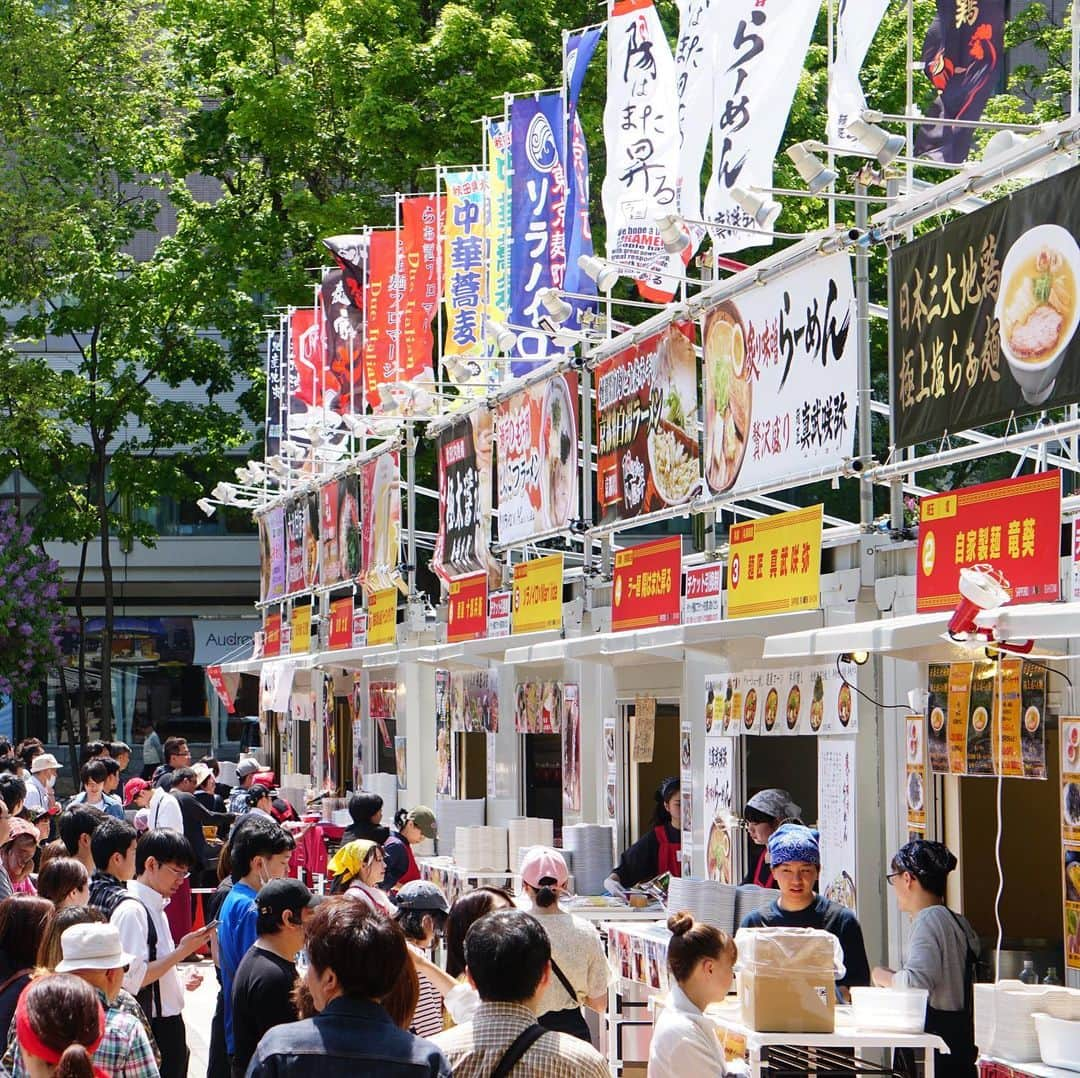 札幌ラーメンショー のインスタグラム：「・ ・ 📣みなさん！大盛況の「第一幕」に引き続き！📣 【第二幕】が ”明日” 幕を開けます✨ ・ 「第1幕」と「第2幕」の2部で構成！ ・ 第２幕の開催期間：5月 21日 (火)〜 5月 26日 (日) ・ 開催場所：札幌大通公園西8丁目 ・ ・ #札幌ラーメンショー#SAPPORORAMENSHOW #hokkaido #sapporo #ラーメン #ラーメン部 #ramen #札幌ラーメンショー2018 #札幌ラーメンショー #札幌グルメ #大通公園」