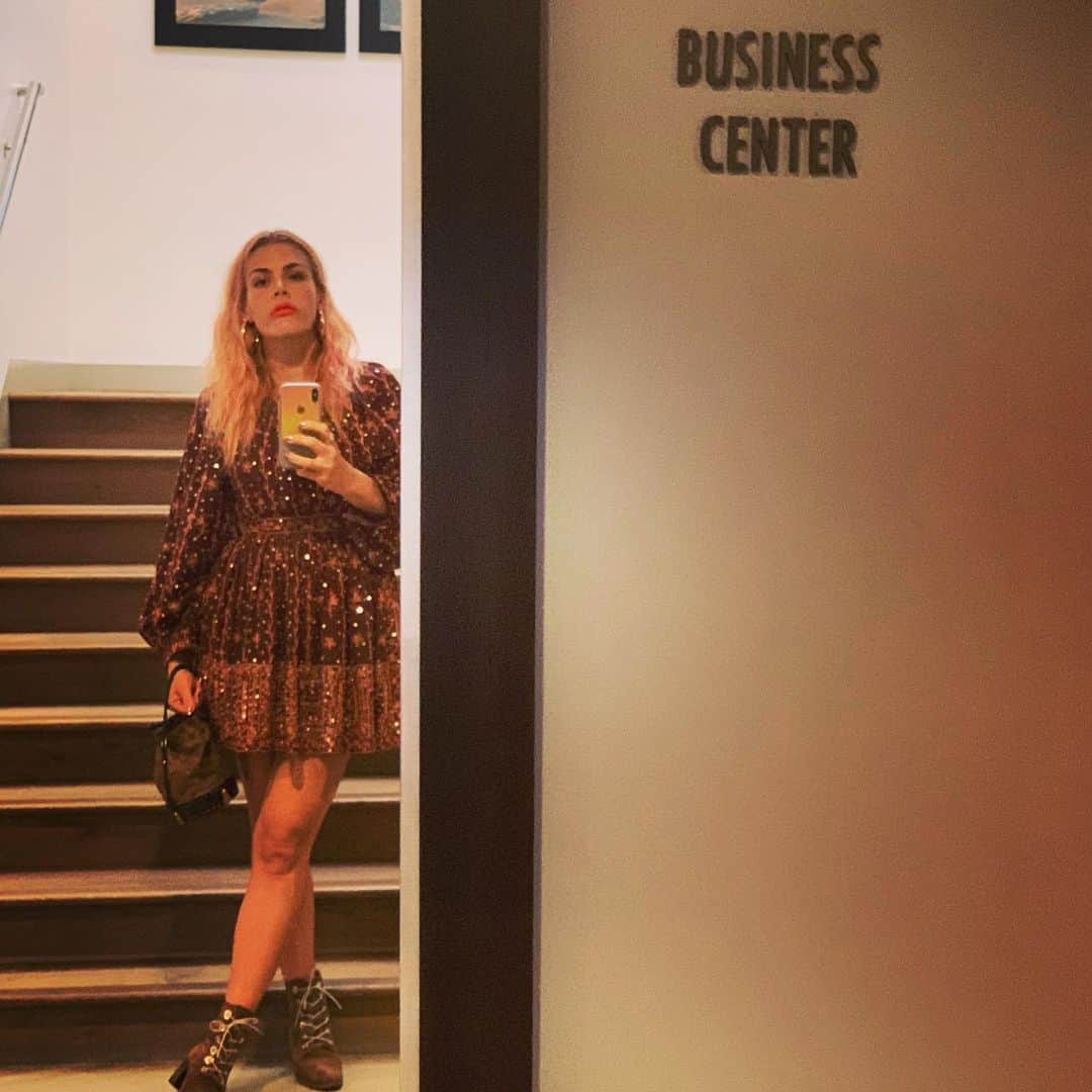 ビジー・フィリップスさんのインスタグラム写真 - (ビジー・フィリップスInstagram)「Just out here always on the lookout for a great business center in case I need to fax anything important.」5月20日 12時34分 - busyphilipps