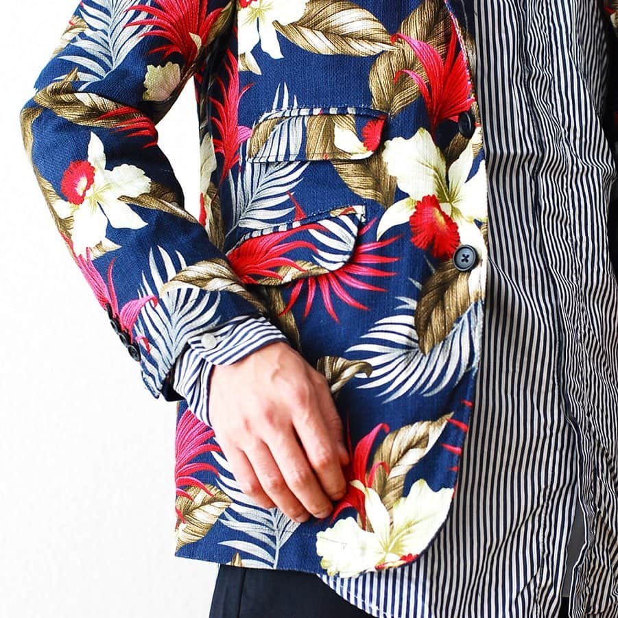 wonder_mountain_irieさんのインスタグラム写真 - (wonder_mountain_irieInstagram)「_ Engineered Garments / エンジニアードガーメンツ “Andover Jacket -Hawaiian Floral Java Cloth-” ￥60,480- _ 〈online store / @digital_mountain〉  jacket→ http://www.digital-mountain.net/shopdetail/000000009056/ _ 【オンラインストア#DigitalMountain へのご注文】 *24時間受付 *15時までのご注文で即日発送 *1万円以上ご購入で送料無料 tel：084-973-8204 _ We can send your order overseas. Accepted payment method is by PayPal or credit card only. (AMEX is not accepted)  Ordering procedure details can be found here. >>http://www.digital-mountain.net/html/page56.html _ 本店：#WonderMountain  blog>> http://wm.digital-mountain.info/blog/20190520/ _ #NEPENTHES #EngineeredGarments  #ネペンテス #エンジニアードガーメンツ _ 〒720-0044  広島県福山市笠岡町4-18 JR 「#福山駅」より徒歩10分 (12:00 - 19:00 水曜定休) #ワンダーマウンテン #japan #hiroshima #福山 #福山市 #尾道 #倉敷 #鞆の浦 近く _ 系列店：@hacbywondermountain _」5月20日 12時37分 - wonder_mountain_