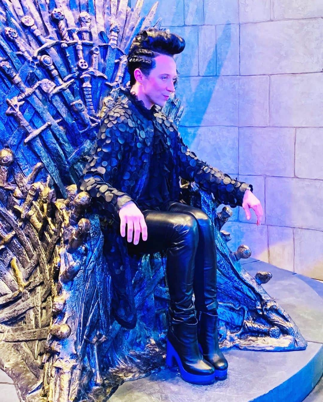 ジョニー・ウィアーさんのインスタグラム写真 - (ジョニー・ウィアーInstagram)「🐲🐺I am thankful for Game of Thrones. Had I won the throne, Sir Podrick probably would have been my husband (know what I’m sayin’?) and we would have reigned happily for years. Our only foes would have been sharks and global wintering. Goodnight. | @gameofthrones | #queen #podrick #suggestive」5月20日 12時37分 - johnnygweir