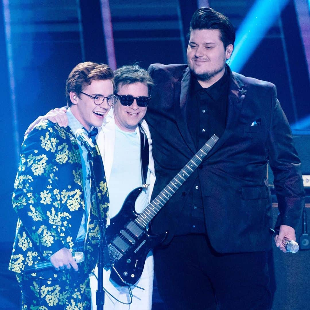 American Idolさんのインスタグラム写真 - (American IdolInstagram)「Everybody wants to rule the stage like @weezer @wadecota & @walkerburroughs! 😎😆🤓#AmericanIdol #IdolFinale」5月20日 12時38分 - americanidol