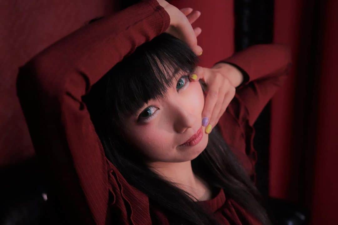 のインスタグラム：「午後もがんばりましょう〜！ . #マシュマロ撮影会 #スタジオアマレッティ #portrait #portraitphotography #good_portraits_world #lovers_nippon_portrait #portraits #jp_portrait部 #ポートレート #photography #写真好きな人と繋がりたい #ファインダー越しの私の世界 #instagood #photographer #photooftheday #東京カメラ部 #tokyocameraclub  #ポートレートしま専科 #japanesegirl #followme #ig_japan  #kawaiigirl #ポートレートモデル募集 #モデル募集 #asiangirls #黒髪女子」
