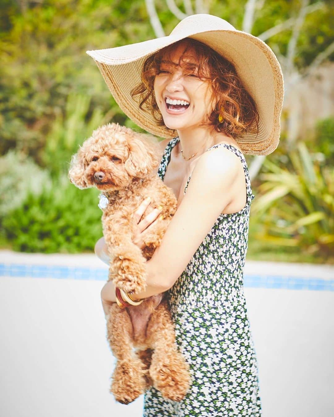 chayさんのインスタグラム写真 - (chayInstagram)「小次郎とお揃いヘアー🐶♥️ みんなに遊んでもらってご満悦な小次郎先輩と撮影合間に @endoyuki  さんが撮ってくれました✌️ 楽しい撮影でした🌴お楽しみに😉 @cancam_official  #cancam #キャンキャン  #dog #poodle #toypoodle  #トイプードル #小次郎 #こじこじ」5月20日 12時51分 - chay1023_official