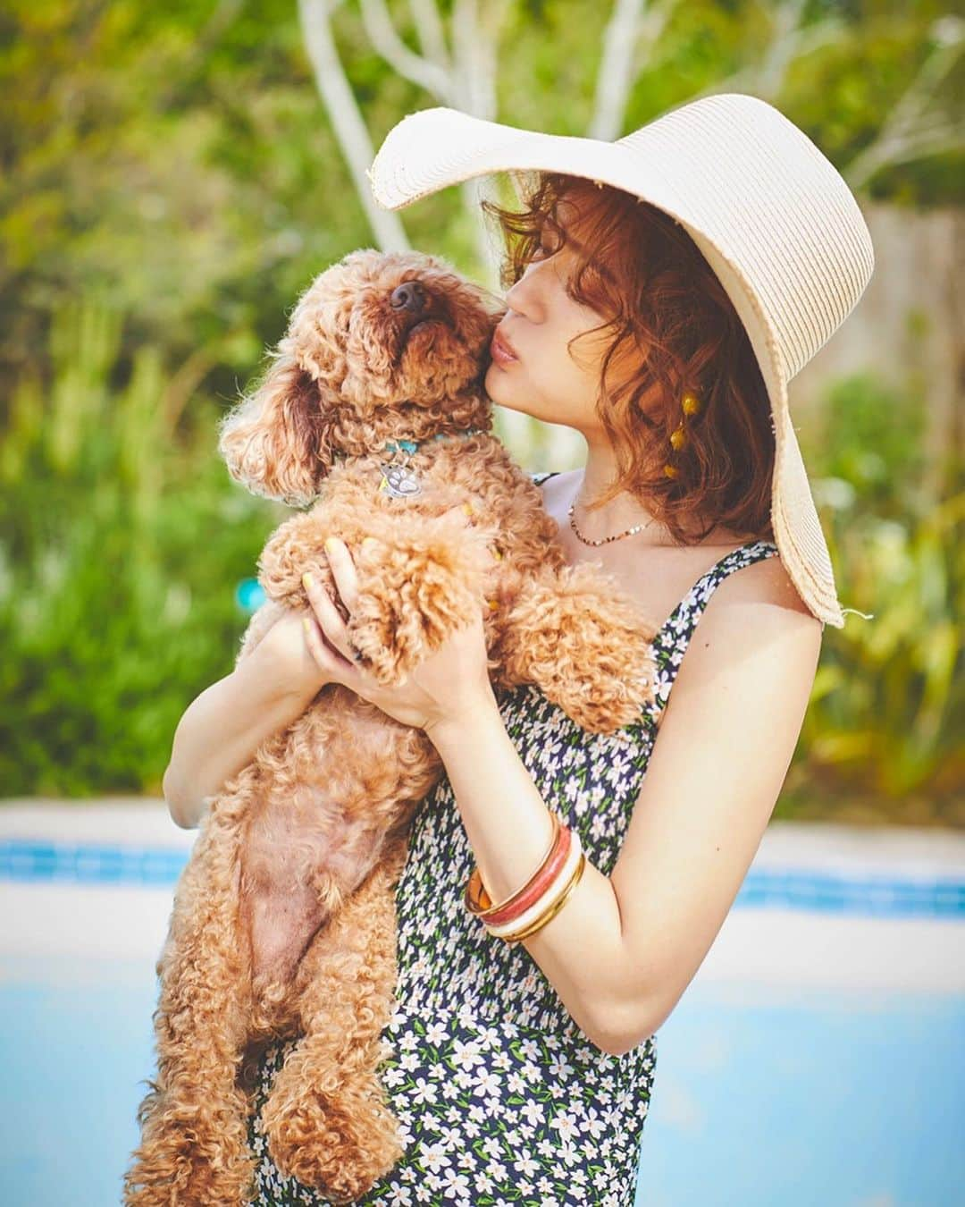 chayさんのインスタグラム写真 - (chayInstagram)「小次郎とお揃いヘアー🐶♥️ みんなに遊んでもらってご満悦な小次郎先輩と撮影合間に @endoyuki  さんが撮ってくれました✌️ 楽しい撮影でした🌴お楽しみに😉 @cancam_official  #cancam #キャンキャン  #dog #poodle #toypoodle  #トイプードル #小次郎 #こじこじ」5月20日 12時51分 - chay1023_official