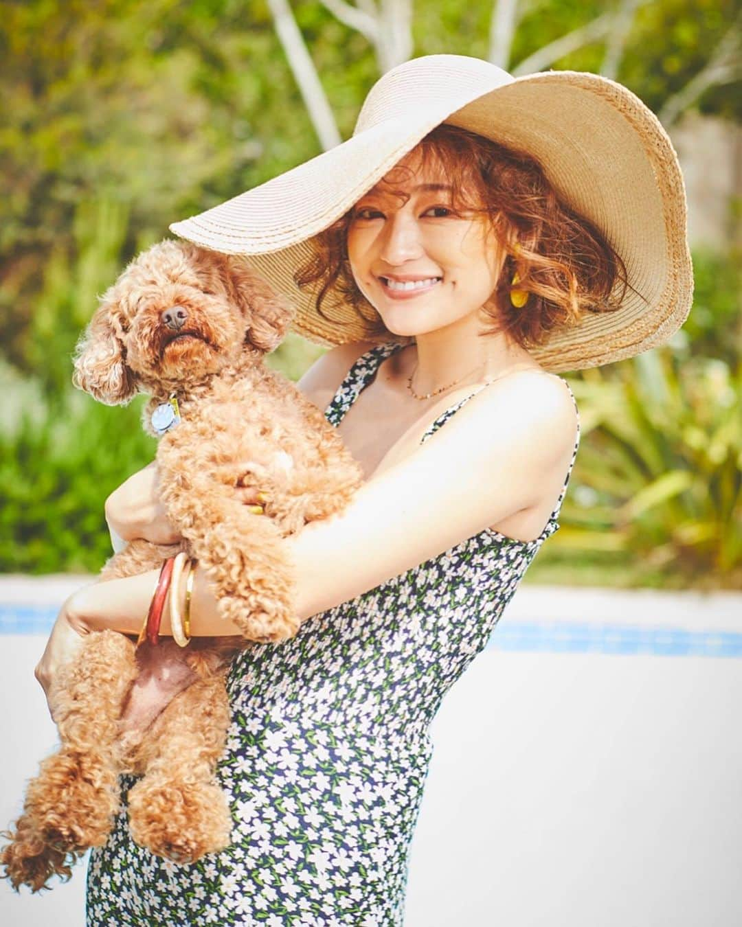 chayさんのインスタグラム写真 - (chayInstagram)「小次郎とお揃いヘアー🐶♥️ みんなに遊んでもらってご満悦な小次郎先輩と撮影合間に @endoyuki  さんが撮ってくれました✌️ 楽しい撮影でした🌴お楽しみに😉 @cancam_official  #cancam #キャンキャン  #dog #poodle #toypoodle  #トイプードル #小次郎 #こじこじ」5月20日 12時51分 - chay1023_official