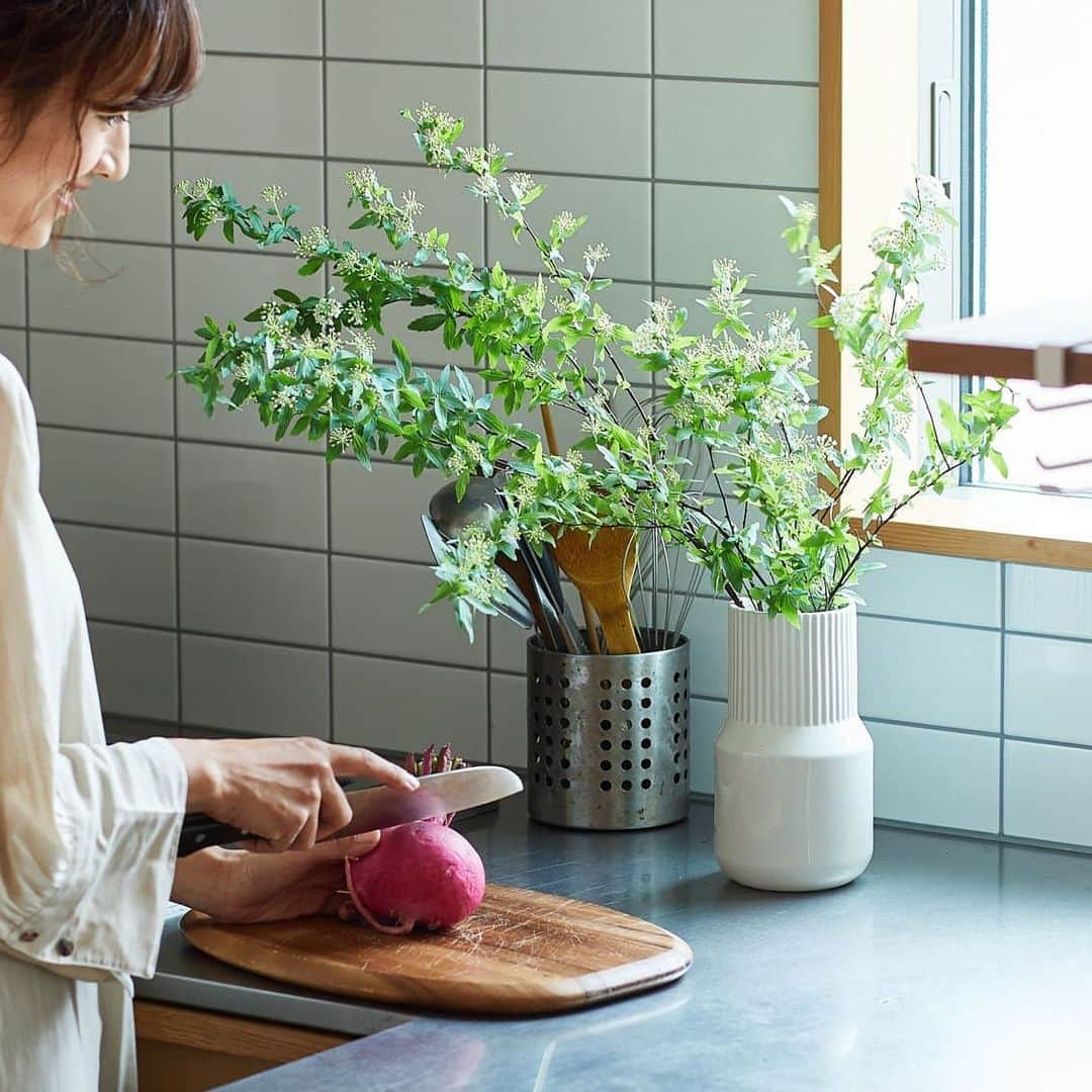 北欧、暮らしの道具店さんのインスタグラム写真 - (北欧、暮らしの道具店Instagram)「一輪挿しから枝ものまでOK！当店オリジナルの「フラワーベース」が再入荷しました！ . お手入れも楽ちんなので、はじめてお家にグリーンを取り入れるという方にも、ぴったりですよ♪ . 季節ごとにお花を飾るだけで、いつものお部屋がぐっと素敵に！おうちがもっと好きになりそうです◎ - - - - - - - - - - - - 「花との暮らし、はじめよう」一輪から枝ものまで上手に飾れるフラワーベース/KURASHI&Trips PUBLISHING . ▶️お買いものは写真内のタグをタップ！　またはプロフィールのリンクからどうぞ→@hokuoh_kurashi ・ #interior#interiors#homedecor#instahome#green#KURASHIandTripsPUBLISHING#フラワーベース#前田有紀 さん#花器#お花#フラワー#グリーン#グリーンのある暮らし#グリーンインテリア#一輪挿し#ブーケ#シンプルライフ#暮らしを楽しむ#日々の暮らし#北欧#暮らし#北欧暮らしの道具店」5月20日 12時43分 - hokuoh_kurashi