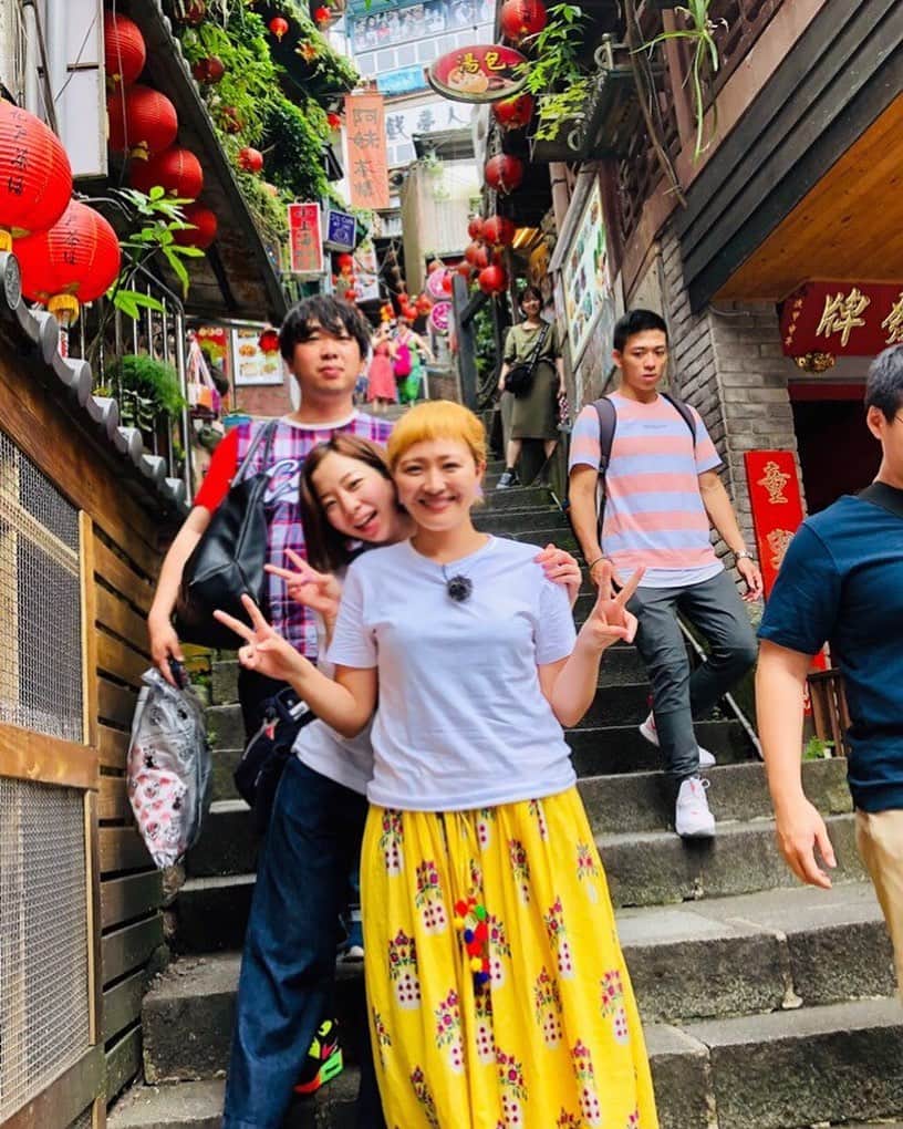 のインスタグラム：「この前の台湾の一コマ😌🙋‍♀️💡 マネージャーさんと、メイクさんと。 また次は夜にいきたいな🤭🤲❤️ #海外ロケ #台湾 #束の間な階段 #急ではあったけど登りきったあとに #素晴らしい光景がそこにはある #素敵な場所 #九份 #いい意味で #インスタバエ」