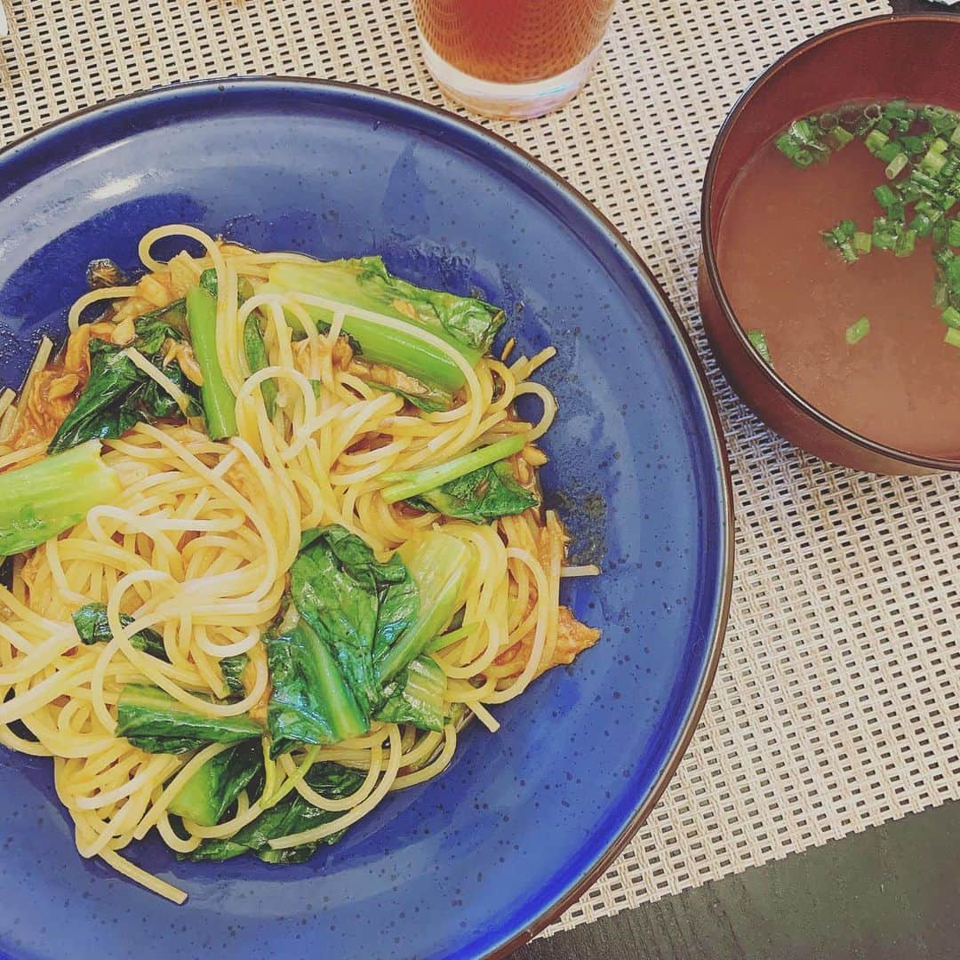 SATOKOさんのインスタグラム写真 - (SATOKOInstagram)「昼なに食べよーって思ってたら宅急便のピンポンが。 したら、北海道の料理上手なお友だちからごっそり！ すぐさま食べてるなう。(๑˃̵ᴗ˂̵) #北海道 #北の大地の恵み」5月20日 12時45分 - fc_satoko