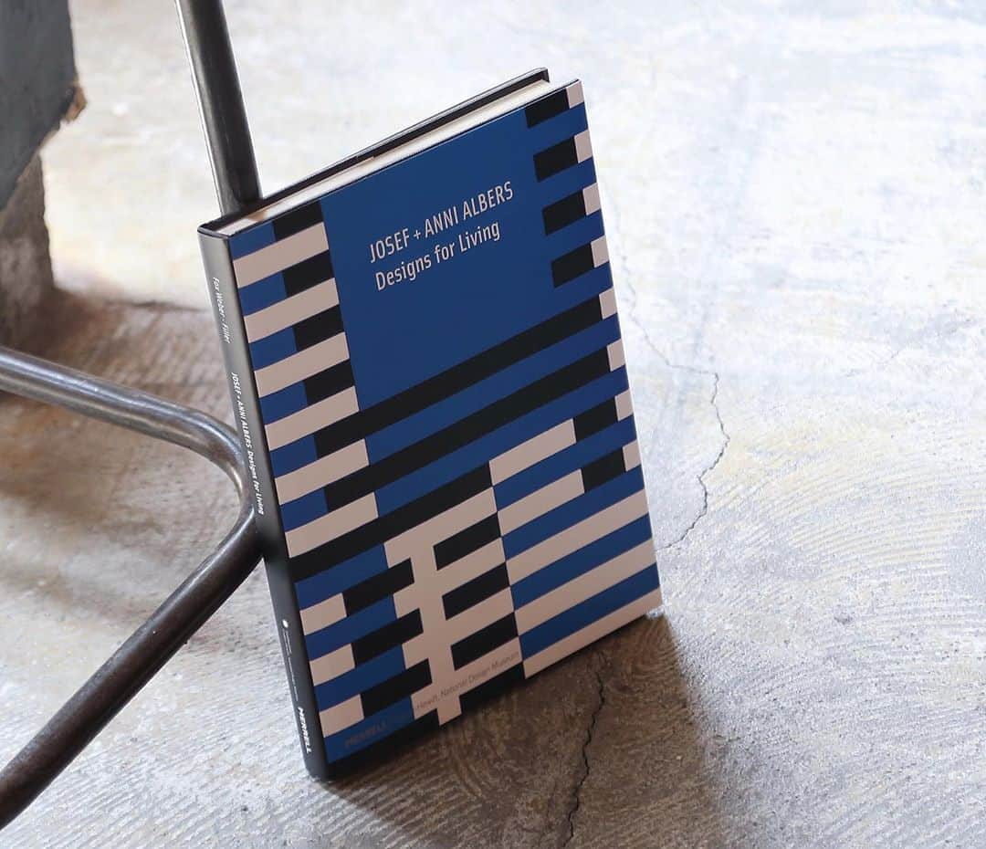 nostos booksさんのインスタグラム写真 - (nostos booksInstagram)「オープンしました。本日の #ノストスオススメ は、『Josef + Anni Albers: Designs for Living』。﻿ ﻿ バウハウスで教鞭をとったジョセフ・アルバースと、妻でテキスタイルアーティストとして活躍したアニ・アルバースの作品集。﻿ ﻿ 絵画をそのままかたちに起こしたかのようなアニのテキスタイル作品や、ジョセフがデザインした家具やグラフィックデザインなどを多数収録しています。﻿ ﻿ 色使いや構成など、バウハウスで結ばれた2人が手がける作品はひとつの軸で繋がり、互いに呼応しているようにも見えるんです。﻿ 作品集の所々に夫妻の仲睦まじいポートレイトも掲載されていて、公私ともに固い絆で結ばれたパートナーだったのだなぁとほっこり。﻿ ﻿ よき作品集であり、伝記的な要素も感じさせる一冊。﻿ >> @nostosbooks ﻿ ﻿ ﻿#josefalbers #annialbers #bauhaus #バウハウス #テキスタイル  #nostosbooks﻿ #bookstore#bookshop #本 #book #books #読書 #本好き #本が好き #世田谷線 #松陰神社前」5月20日 12時48分 - nostosbooks