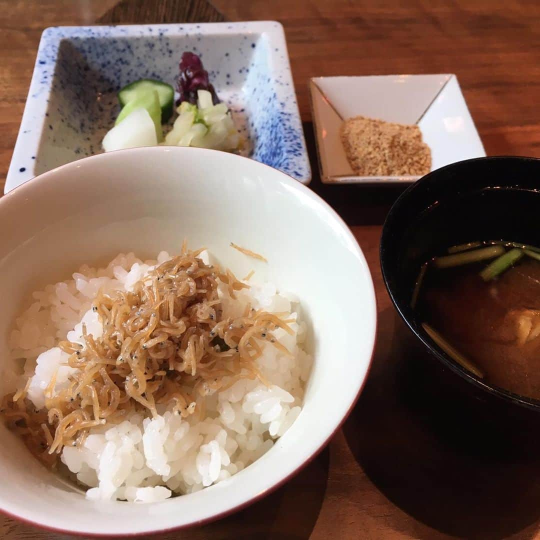 杉本彩さんのインスタグラム写真 - (杉本彩Instagram)「昨日は友人の祇園竹香の女将 由美ちゃんのバースデーランチパーティーでした🎂 いつもみんなのために一生懸命、惜しみなく愛と労力を注いでくれる由美ちゃんへの、日頃の感謝をこめて京都の仲間と開催しました✨✨ 由美ちゃんは祇園の肝っ玉かあさん的な存在かも😄 由美ちゃん、いつもありがとう💞  前列左から、同級生で祇園の芸妓の豆弘さん、由美ちゃん、 後列は左からボリビア出身のルーベンさん、イラストレーターの黒川ツナ子さん、胡麻の深堀さん😃  みんな楽しい大好きな仲間です😘  #誕生日 #happybirthday #バースデーランチ #リッツカールトン京都  #楽しい仲間 #同級生」5月20日 12時50分 - sugimoto_aya0719