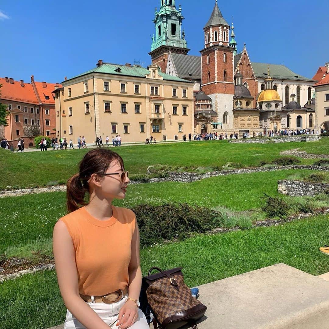 karen okajimaさんのインスタグラム写真 - (karen okajimaInstagram)「ㅤㅤㅤ ㅤㅤㅤ ヴァヴェル城🏰 ㅤㅤㅤ #ポーランド観光 #EU #🇵🇱 #おかじ旅行記 #岡島かれん  #ポーランド #ヨーロッパ  #Kraków #クラクフ #wawelcastel #ヴァヴェル城 #okaji_Europe #ヨーロッパ旅行 #海外旅行好きな人と繋がりたい #タビジョ #ヨーロッパ好き #ヨーロッパ好きな人と繋りたい」5月20日 12時50分 - karenokajima0318