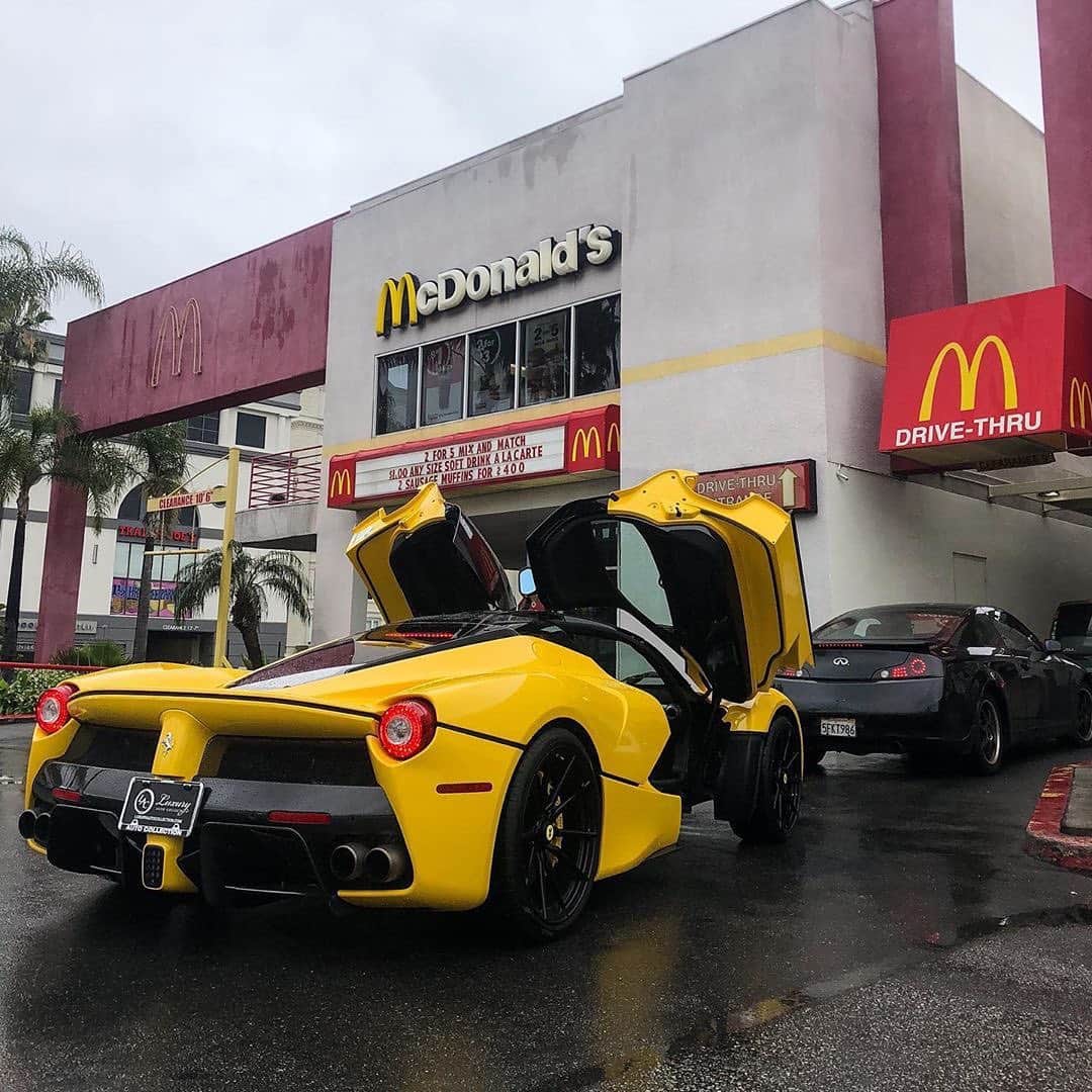 CARLiFESTYLEさんのインスタグラム写真 - (CARLiFESTYLEInstagram)「Very Fast Food. 😏 LaFerrari with @wiresonly #carlifestyle」5月20日 12時52分 - carlifestyle