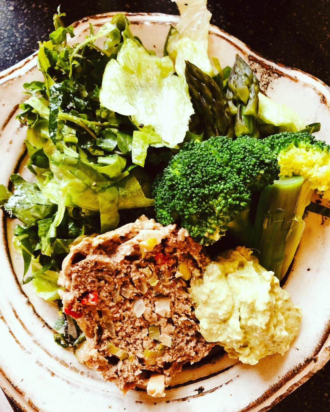 原日出子さんのインスタグラム写真 - (原日出子Instagram)「久々 お料理💖 ミートローフランチにしてみました👍 息子くんも絶賛✨ 美味しくできました❣️ #お家ご飯 #母ちゃんの味 #ミートローフ #ケールタップリサラダ #アスパラとブロッコリー #アボカドソース」5月20日 12時53分 - hara_hideko