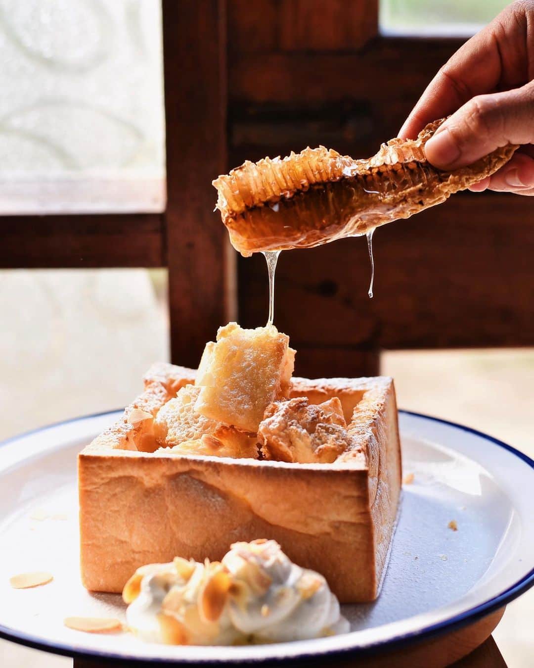 Amata Chittaseneeさんのインスタグラム写真 - (Amata ChittaseneeInstagram)「โอ๊ยยย 🤤🍯 น้ำลายไหล หง่ำๆ honey toast ร่วมสาบานอร่อยที่สุด วิชานี้ร้ายกาจที่สุด ขนาด afteryou ยังต้องขอยอมแพ้ 🤣 ขอบคุณ @rosenornlen สำหรับความรู้ใหม่ เรียนกับพี่โรสสนุกมากค่ะ ขนมปังเปลี่ยนชีวิตจริงๆ 😊😊😊🐝💛🌼 #pearypiegoesgreen #chiangmai #thailand」5月20日 13時08分 - pearypie
