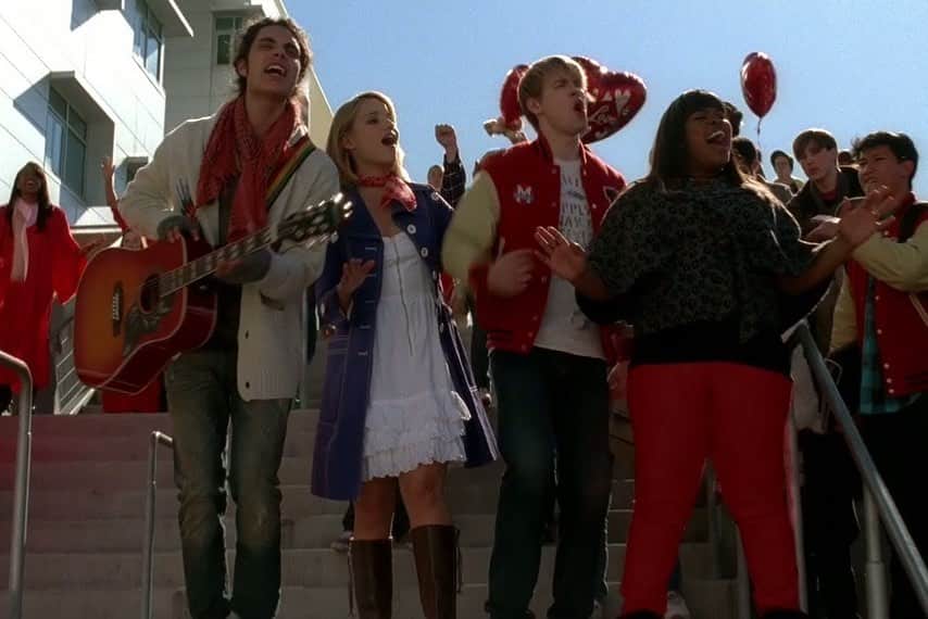 サミュエル・ラーセンのインスタグラム：「Glee changed so many lives...to both those on set and those watching at home...it was a phenomenon, and a world I’m so grateful to have been a part of. Thank you to @rj.ulrich for giving me a chance and changing my life and thank you to @mrrpmurphy @bradfalchuk & #ianbrennan for including me.  It was the greatest experience.  Happy 10 years!!🌌🌌」
