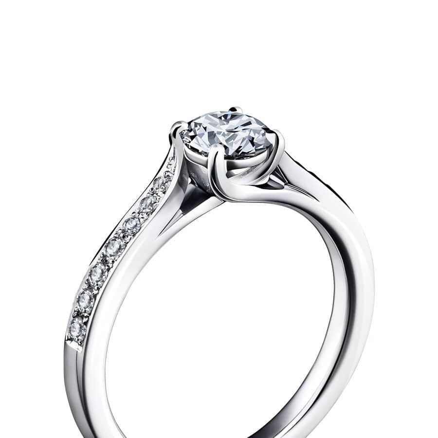 ラザール ダイヤモンド ブティック公式 | 婚約・結婚指輪さんのインスタグラム写真 - (ラザール ダイヤモンド ブティック公式 | 婚約・結婚指輪Instagram)「・ 「ふたりだけの、世界で一つの指輪を」 ・ エンゲージリング・マリッジリングの内側に、入籍した日や、結婚式の日、プロポーズ記念日など、ふたりの思い出の日付を刻印するのも人気。ふたりだけにわかる愛のメッセージを刻印すれば、世界に一つだけの愛の証になります。 ・ ━…‥・‥…━…‥・‥…━━…‥・‥…━…‥・‥…━ エンゲージリング： MOYESII/モエシー(Carat : 0.20ct～/Price(税抜) : 271,000円～) マリッジリング： MARQUEE/マーキー(Carat : 右：0.01ct/Price(税抜) ：100,000円 左：97,000円) ━…‥・‥…━…‥・‥…━━…‥・‥…━…‥・‥…━ ・ THE WORLD’S MOST BEAUTIFUL DIAMOND® 商品詳細はプロフィール @lazarediamond_boutique のURLからどうぞ ・ ご予約のうえ、初来店の方に2,000円分のJCB商品券をプレゼント ・ #世界で一つの指輪 #刻印 #愛のメッセージ #愛の証 ・ #MOYESII #モエシー #MARQUEE #マーキー ・ #プロポーズ #ブライダルリング #マリッジリング #エンゲージリング #エンゲージメントリング #ダイヤモンドリング #婚約 #結婚 #指輪 #婚約指輪 #結婚指輪 #婚約指輪選び #結婚指輪選び #指輪探し #結婚 #結婚式準備 #2019年春婚 #2019年夏婚 #2019年秋婚 #2019年冬婚 ・ #ラザールダイヤモンド #lazarediamond」5月20日 13時00分 - lazarediamond_boutique