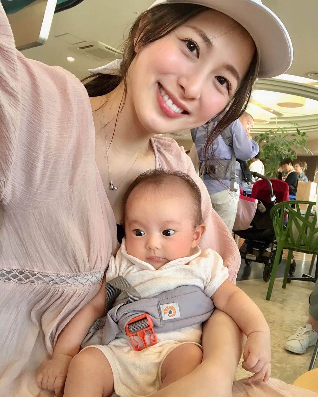 加藤千暁さんのインスタグラム写真 - (加藤千暁Instagram)「ちゃんと化粧したからめちゃ写真撮った😏🤳 さくらちゃん全然カメラ向かない笑 #赤ちゃんと写真#撮るの難しい#コツあったら教えてください」5月20日 13時01分 - chiaki525