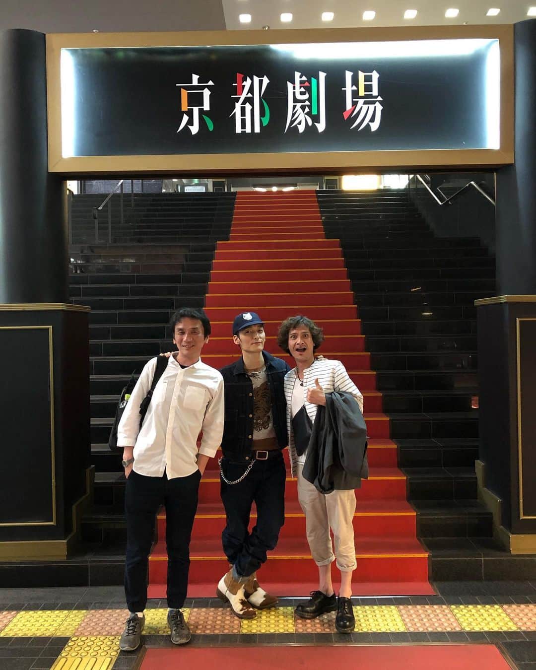 草彅剛のインスタグラム：「家族のはなしPART1 本日休演日。 #淀川フーヨーハイさん #畠中洋さん  #京都劇場」