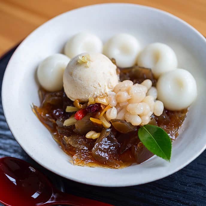 のインスタグラム：「豆にこだわり、天草にこだわる、鎌倉の隠れ家甘味店。﻿ ﻿ 〈甘味処こまめ〉の名物は伊豆、高知、三重県産の天草をブレンドし、主に沖縄県産の黒糖と高知県産生姜を合わせた、独特の食感の黒寒天。一番人気の「白玉クリーム黒かん」で味わって💐﻿ ﻿ 【Hanako_ひみつの鎌倉特集発売!!】﻿ #Hanako #Hanako_magazine #Hanako30th #鎌倉 #kamakura #甘味処こまめ #和菓子好き #江ノ島 #鎌倉旅行 #鎌倉カフェ #鎌倉デート #鎌倉ランチ #鎌倉さんぽ #長谷寺 #小町通り #湘南 #北鎌倉 #長谷 #稲村ヶ崎 #七里ヶ浜 #おでかけ #女子旅 #江ノ電 #喫茶店巡り #喫茶部 #カフェ部 #カフェ巡り#コーヒー好き #鎌倉ごはん #Photoby_ShinichiYokoyama」