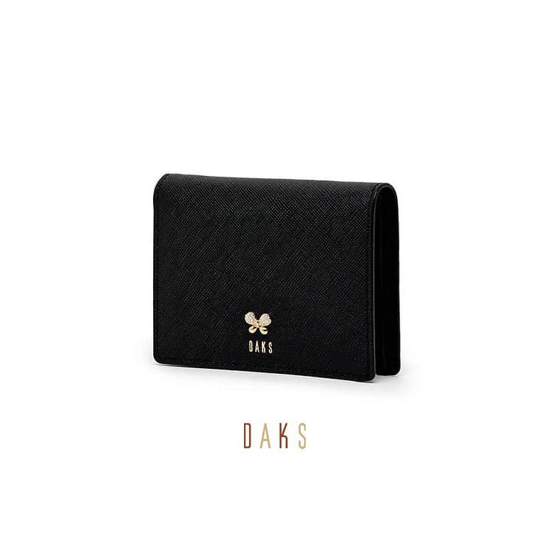 DAKS Koreaさんのインスタグラム写真 - (DAKS KoreaInstagram)「• DAKS accessories  그녀의 스무살을 축하해줄 성년의 날 추천 선물! 사피아노 레더 소재와 버터플라이 큐빅 장식이 유니크한 컴팩트한 사이즈의 카드 지갑을 그녀에게 선물하세요! . [For Her] #DCWA9E838BK . #닥스 #닥스코리아 #닥스액세서리 #DAKS #DAKSACCESSORIES #Lfmall #카드지갑 #명함지갑 #여성카드지갑 #지갑선물 #성년의날선물 #선물추천」5月20日 13時17分 - dakskorea_accessories