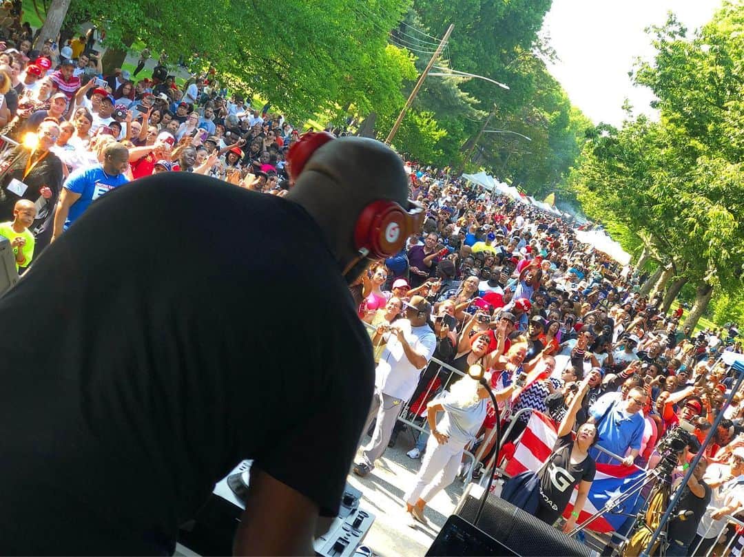 ファンクマスター・フレックスのインスタグラム：「FunkFlex on the set! Hosted by @kooldjredalert !!!!! BRONX DAY!!! We had an amazing time!!!! Played many 25 An older gems!!! @litdigitaldjs x @ruben_diaz_jr x @fatjoe x @feverrecords x @djspazo !!!! @therealgeorgelamond PIC VIA: @dj_samr」