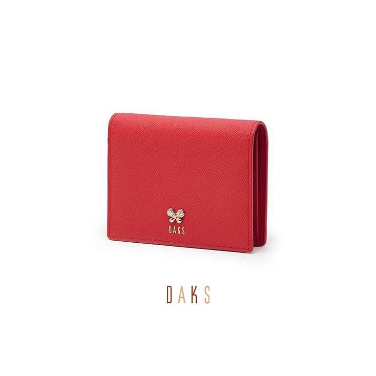 DAKS Koreaさんのインスタグラム写真 - (DAKS KoreaInstagram)「• DAKS accessories  그녀의 스무살을 축하해줄 성년의 날 추천 선물! 사피아노 레더 소재와 버터플라이 큐빅 장식이 유니크한 컴팩트한 사이즈의 카드 지갑을 그녀에게 선물하세요! . [For Her] #DCWA9E878R2 . #닥스 #닥스코리아 #닥스액세서리 #DAKS #DAKSACCESSORIES #Lfmall #카드지갑 #명함지갑 #여성카드지갑 #지갑선물 #성년의날선물 #선물추천」5月20日 13時21分 - dakskorea_accessories