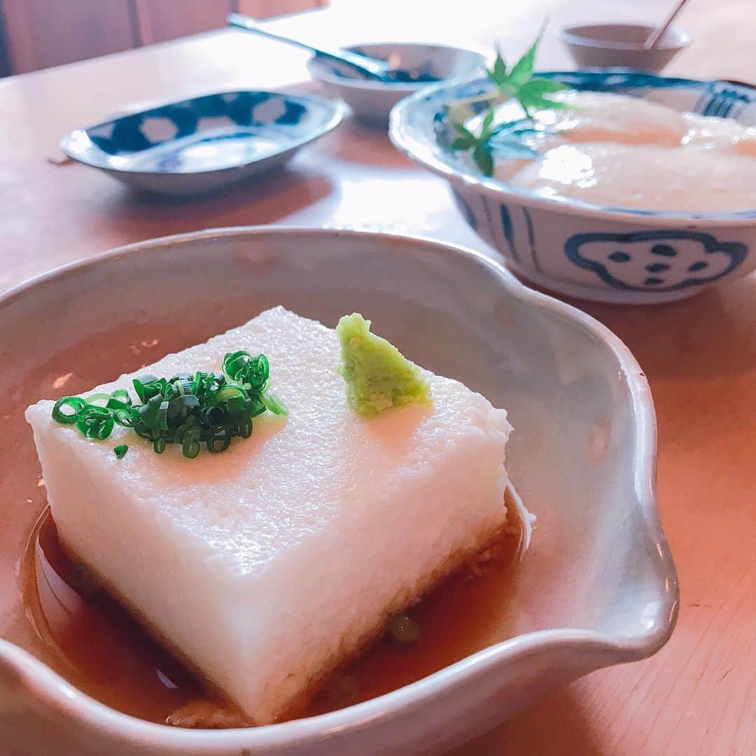 岡村咲さんのインスタグラム写真 - (岡村咲Instagram)「白いお蕎麦、頂きました。 おぼろ豆腐、とろろ豆腐も最高です❣️」5月20日 13時23分 - sakiokamura_official