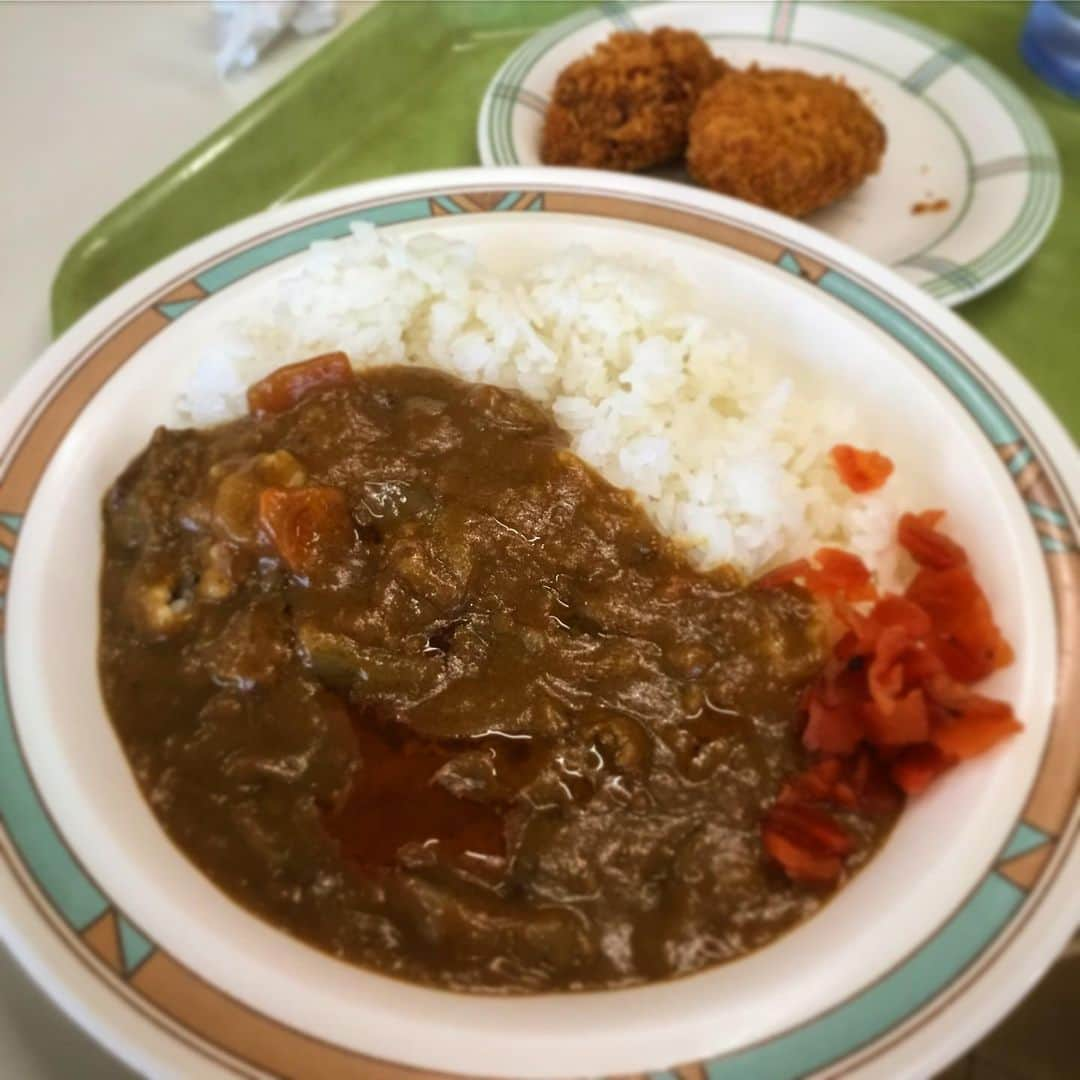 木村ひさしさんのインスタグラム写真 - (木村ひさしInstagram)「最高のおっさんの昼ごはん。 緑山スタジオ ビーフカレー＋ピーマン肉詰めフライ #最高のおっさんのスタジオ飯  #最高のおっさんのカレー #2019チャレンジ第二弾  #heavenご苦楽レストラン」5月20日 13時24分 - kimura.hisashi