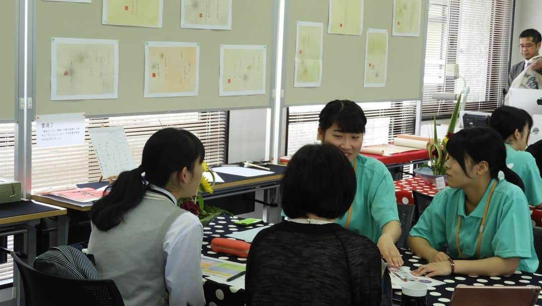 福岡女子短期大学さんのインスタグラム写真 - (福岡女子短期大学Instagram)「＠文化教養学科 . こんにちは、福岡女子短期大学です。 昨日は「オープンキャンパス」でした。 . 文化教養学科は図書館にて体験授業を行いました。 . 体験授業①～図書館学について～ 図書館レファレンス体験「蔵書数約13万冊の中から1冊を探そう」 . 体験授業②～英語～ 「万葉集」を英語で表現しよう . その他、「しおり作り」、「卒業研究ポスター」、「図書POP作品」、「書道」などを展示し、授業内容の解説を行いました。iPadでの「学科研修旅行」の動画もお楽しみいただ きました🎀 . 参加いただいた皆さまありがとうございました😊 . #福女短 #福岡女子短期大学 #文化教養学科 #福岡女子短期大学文化教養学科 #福女短オーキャン #オープンキャンパス #司書 #高校生 #進路 #体験イベント #オーキャン #学校 #図書館司書 #司書の卵 #本の仕事 #図書館の仕事 #本が好き #国語教諭 #国語教諭の卵 #司書になりたい #進路相談 #未来の司書 #福岡の女子短期大学 #高校1年生 #高校2年生 #高校3年生 #司書教諭  #司書になるためには手段を選んでいられません . ========[ 資料請求 ]======== ． 新しい福岡女子短期大学の資料請求（2020大学案内📕）を無料送付中です。本学ホームページ📲からお気軽に申し込みください🌟 . 子ども学科/健康栄養学科 音楽科/文化教養学科 ． 福岡女子短期大学 住所：‪‪‪福岡県太宰府市五条四丁目16番1号‬‬‬ tel：‪‪‪092-922-4034‬‬‬（代表） . =======================」5月20日 13時34分 - fukuoka_wjc