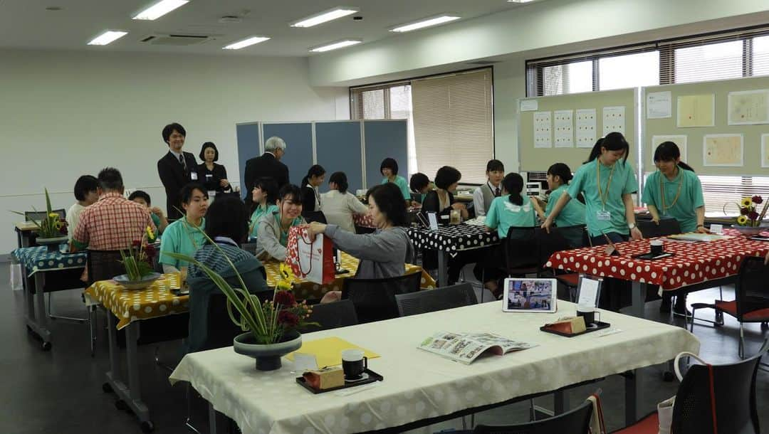 福岡女子短期大学さんのインスタグラム写真 - (福岡女子短期大学Instagram)「＠文化教養学科 . こんにちは、福岡女子短期大学です。 昨日は「オープンキャンパス」でした。 . 文化教養学科は図書館にて体験授業を行いました。 . 体験授業①～図書館学について～ 図書館レファレンス体験「蔵書数約13万冊の中から1冊を探そう」 . 体験授業②～英語～ 「万葉集」を英語で表現しよう . その他、「しおり作り」、「卒業研究ポスター」、「図書POP作品」、「書道」などを展示し、授業内容の解説を行いました。iPadでの「学科研修旅行」の動画もお楽しみいただ きました🎀 . 参加いただいた皆さまありがとうございました😊 . #福女短 #福岡女子短期大学 #文化教養学科 #福岡女子短期大学文化教養学科 #福女短オーキャン #オープンキャンパス #司書 #高校生 #進路 #体験イベント #オーキャン #学校 #図書館司書 #司書の卵 #本の仕事 #図書館の仕事 #本が好き #国語教諭 #国語教諭の卵 #司書になりたい #進路相談 #未来の司書 #福岡の女子短期大学 #高校1年生 #高校2年生 #高校3年生 #司書教諭  #司書になるためには手段を選んでいられません . ========[ 資料請求 ]======== ． 新しい福岡女子短期大学の資料請求（2020大学案内📕）を無料送付中です。本学ホームページ📲からお気軽に申し込みください🌟 . 子ども学科/健康栄養学科 音楽科/文化教養学科 ． 福岡女子短期大学 住所：‪‪‪福岡県太宰府市五条四丁目16番1号‬‬‬ tel：‪‪‪092-922-4034‬‬‬（代表） . =======================」5月20日 13時34分 - fukuoka_wjc