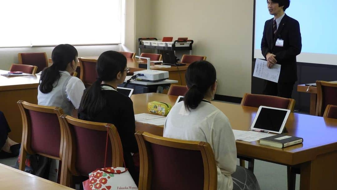 福岡女子短期大学さんのインスタグラム写真 - (福岡女子短期大学Instagram)「＠文化教養学科 . こんにちは、福岡女子短期大学です。 昨日は「オープンキャンパス」でした。 . 文化教養学科は図書館にて体験授業を行いました。 . 体験授業①～図書館学について～ 図書館レファレンス体験「蔵書数約13万冊の中から1冊を探そう」 . 体験授業②～英語～ 「万葉集」を英語で表現しよう . その他、「しおり作り」、「卒業研究ポスター」、「図書POP作品」、「書道」などを展示し、授業内容の解説を行いました。iPadでの「学科研修旅行」の動画もお楽しみいただ きました🎀 . 参加いただいた皆さまありがとうございました😊 . #福女短 #福岡女子短期大学 #文化教養学科 #福岡女子短期大学文化教養学科 #福女短オーキャン #オープンキャンパス #司書 #高校生 #進路 #体験イベント #オーキャン #学校 #図書館司書 #司書の卵 #本の仕事 #図書館の仕事 #本が好き #国語教諭 #国語教諭の卵 #司書になりたい #進路相談 #未来の司書 #福岡の女子短期大学 #高校1年生 #高校2年生 #高校3年生 #司書教諭  #司書になるためには手段を選んでいられません . ========[ 資料請求 ]======== ． 新しい福岡女子短期大学の資料請求（2020大学案内📕）を無料送付中です。本学ホームページ📲からお気軽に申し込みください🌟 . 子ども学科/健康栄養学科 音楽科/文化教養学科 ． 福岡女子短期大学 住所：‪‪‪福岡県太宰府市五条四丁目16番1号‬‬‬ tel：‪‪‪092-922-4034‬‬‬（代表） . =======================」5月20日 13時34分 - fukuoka_wjc