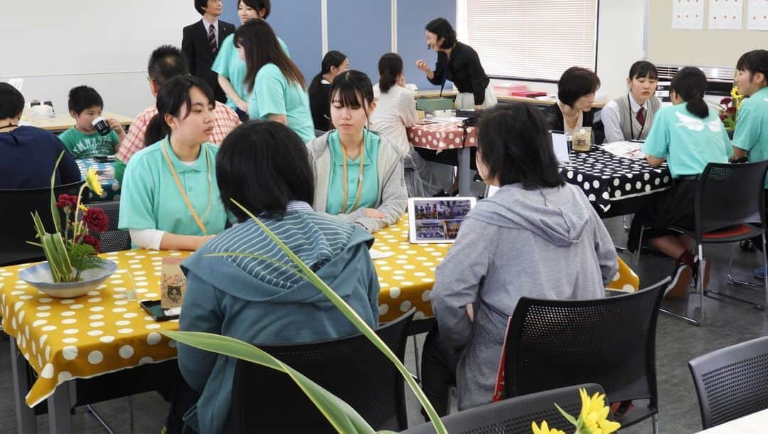 福岡女子短期大学さんのインスタグラム写真 - (福岡女子短期大学Instagram)「＠文化教養学科 . こんにちは、福岡女子短期大学です。 昨日は「オープンキャンパス」でした。 . 文化教養学科は図書館にて体験授業を行いました。 . 体験授業①～図書館学について～ 図書館レファレンス体験「蔵書数約13万冊の中から1冊を探そう」 . 体験授業②～英語～ 「万葉集」を英語で表現しよう . その他、「しおり作り」、「卒業研究ポスター」、「図書POP作品」、「書道」などを展示し、授業内容の解説を行いました。iPadでの「学科研修旅行」の動画もお楽しみいただ きました🎀 . 参加いただいた皆さまありがとうございました😊 . #福女短 #福岡女子短期大学 #文化教養学科 #福岡女子短期大学文化教養学科 #福女短オーキャン #オープンキャンパス #司書 #高校生 #進路 #体験イベント #オーキャン #学校 #図書館司書 #司書の卵 #本の仕事 #図書館の仕事 #本が好き #国語教諭 #国語教諭の卵 #司書になりたい #進路相談 #未来の司書 #福岡の女子短期大学 #高校1年生 #高校2年生 #高校3年生 #司書教諭  #司書になるためには手段を選んでいられません . ========[ 資料請求 ]======== ． 新しい福岡女子短期大学の資料請求（2020大学案内📕）を無料送付中です。本学ホームページ📲からお気軽に申し込みください🌟 . 子ども学科/健康栄養学科 音楽科/文化教養学科 ． 福岡女子短期大学 住所：‪‪‪福岡県太宰府市五条四丁目16番1号‬‬‬ tel：‪‪‪092-922-4034‬‬‬（代表） . =======================」5月20日 13時34分 - fukuoka_wjc