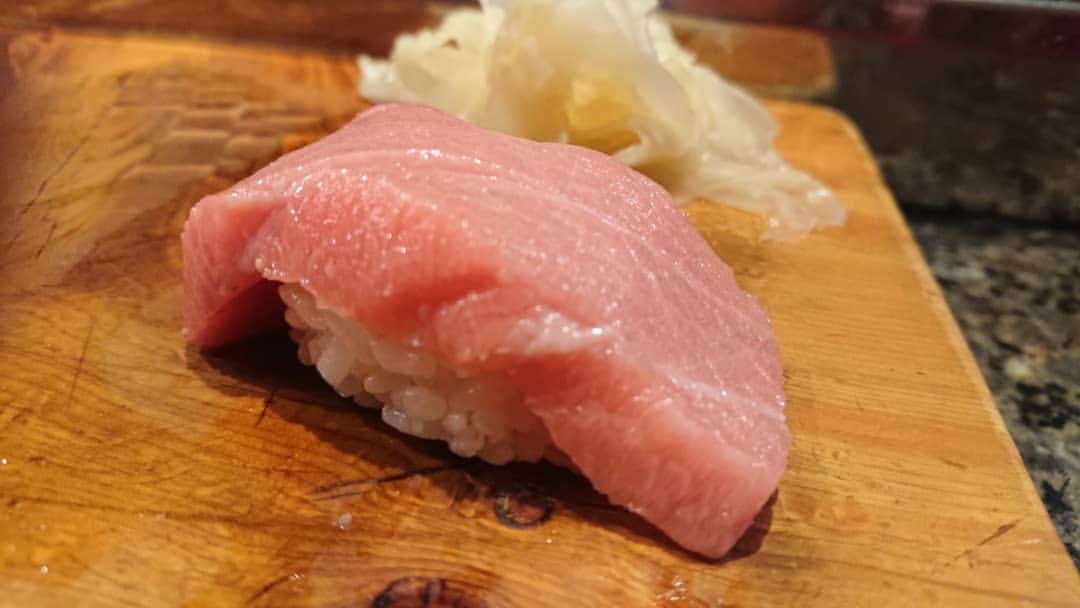 大沢文也のインスタグラム：「コスパ最高のお店！この値段でこんな美味しいの？！って感じ( ・∇・) @pakkun_0809 ⬅️行きたい方はコチラまで。  #寿司 #スシ #🍣 #すし #シースー #大トロ #えんがわ #とろたく #美味しい #コスパ #コスパ最高」